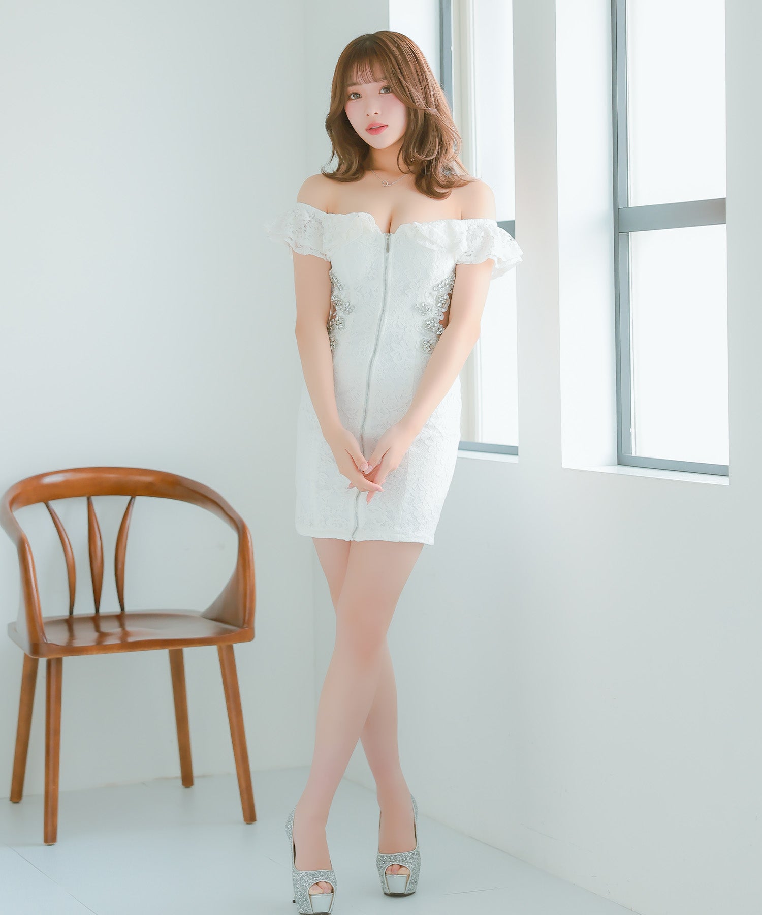 ティカ Tika キャバドレスオフショルダーフリル袖 フロントジップ谷間魅せシアーくびれビジュー総レースタイトミニドレス(Sサイズ~Lサイズ) (ホワイト) ホワイト