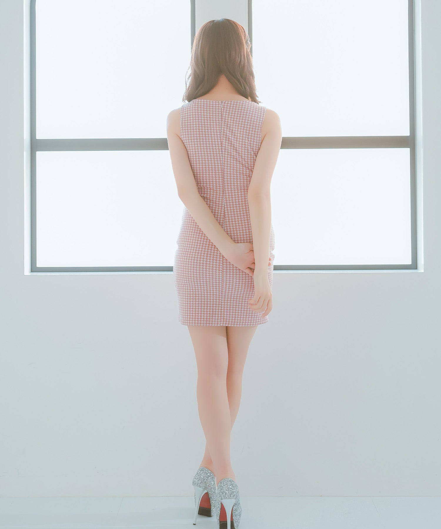 ティカ Tika キャバドレスノースリーブ 千鳥格子柄 バストカット 谷間魅せ ウエストベルト タイトミニドレス (Sサイズ~XLサイズ) (ダスティピンク) ダスティピンク