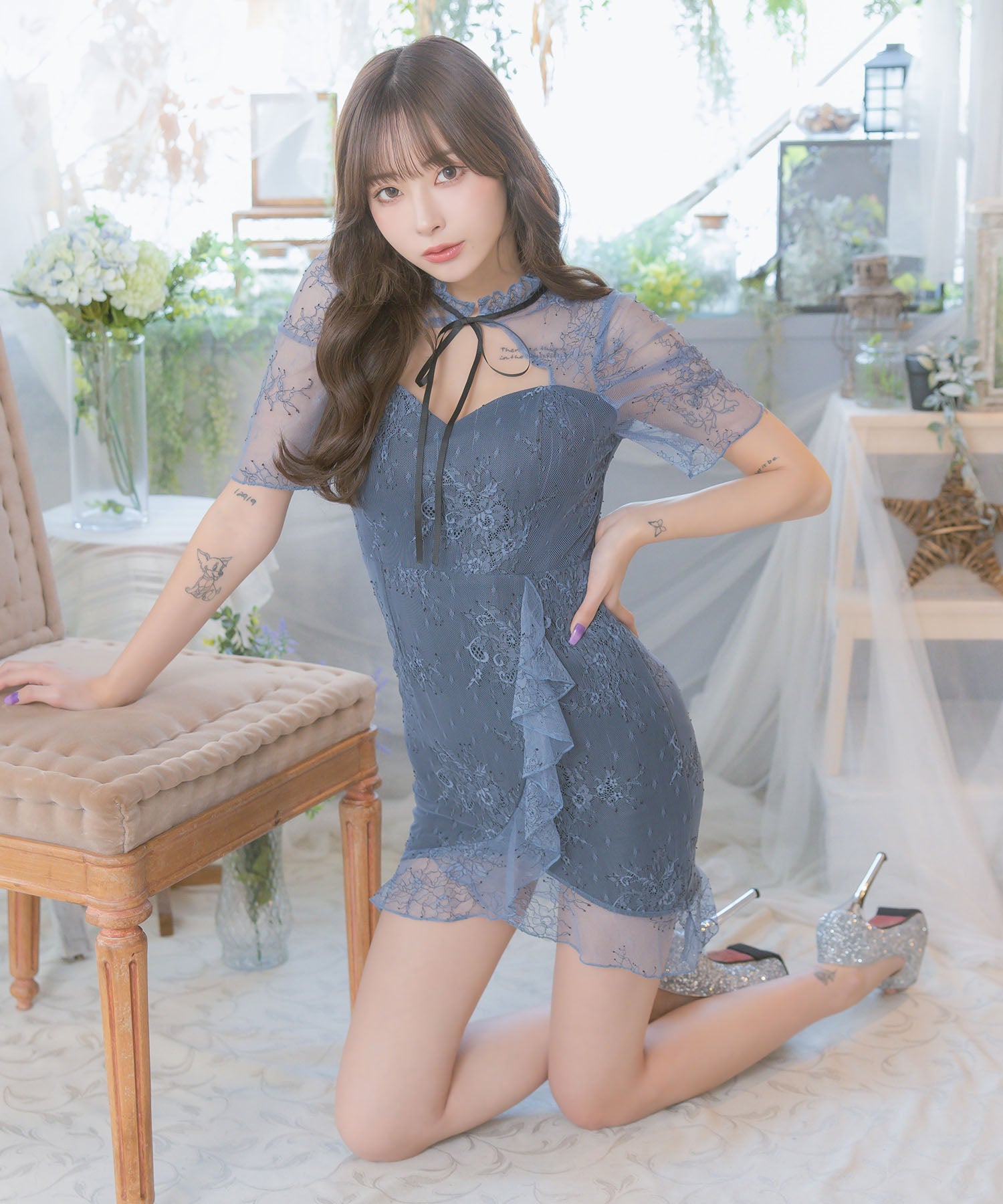 ティカ Tika キャバドレス 総レース ネックリボン 袖あり 七分袖 バストカット ウエストベルト切替 谷間魅せ タイトミニドレス (Sサイズ~XXLサイズ) (ダスティブルー) ダスティブルー