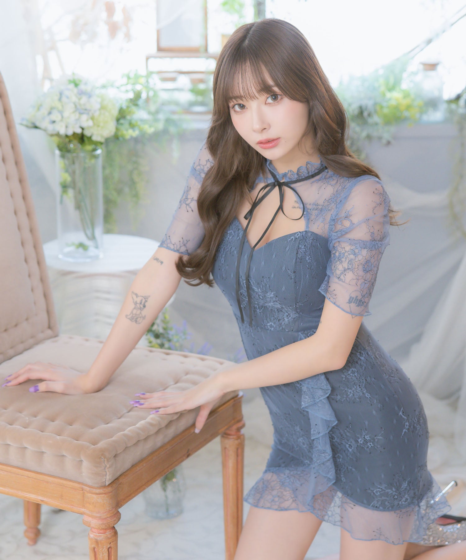 ティカ Tika キャバドレス 総レース ネックリボン 袖あり 七分袖 バストカット ウエストベルト切替 谷間魅せ タイトミニドレス (Sサイズ~XXLサイズ) (ダスティブルー) ダスティブルー