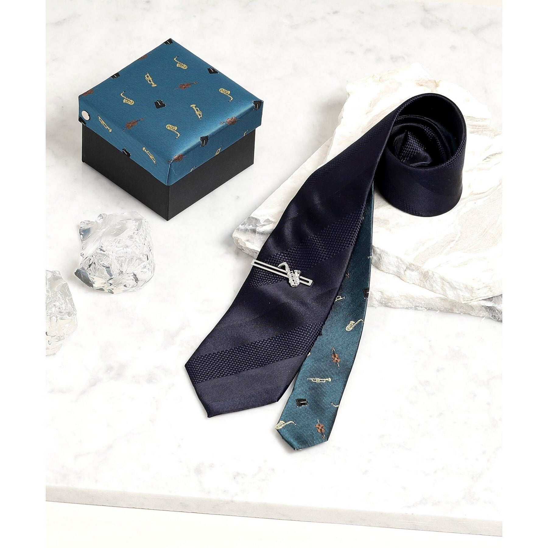 タケオキクチ TAKEO KIKUCHI JAZZ柄ネクタイ&サックスデザインタイバーBOX (ネイビー(394)) ネイビー(394)