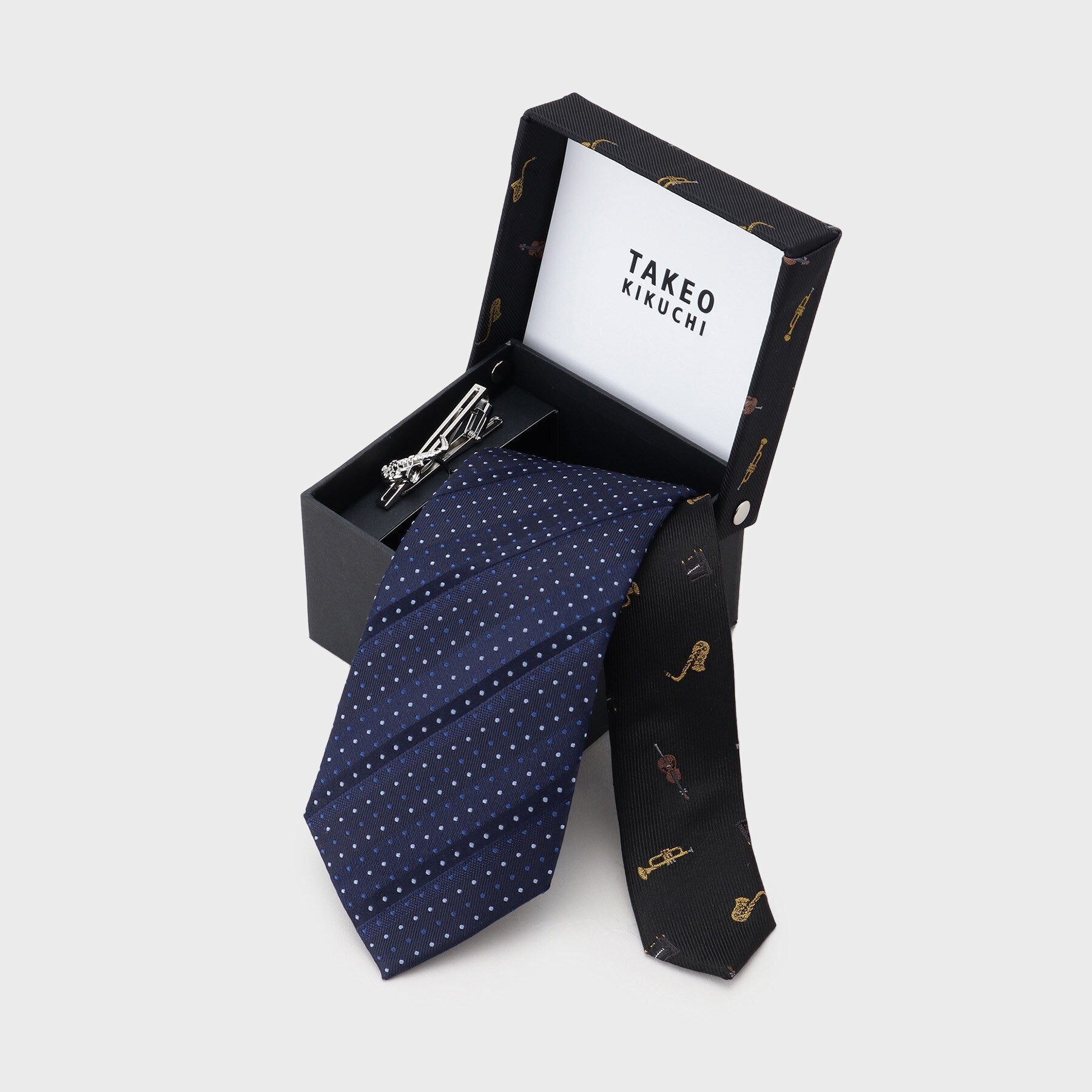 タケオキクチ TAKEO KIKUCHI JAZZ柄ネクタイ&サックスデザインタイバーBOX (ネイビー(394)) ネイビー(394)