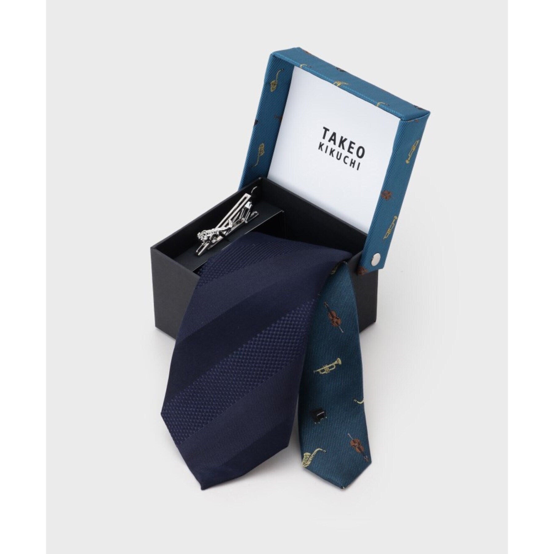 タケオキクチ TAKEO KIKUCHI JAZZ柄ネクタイ&サックスデザインタイバーBOX (ネイビー(394)) ネイビー(394)