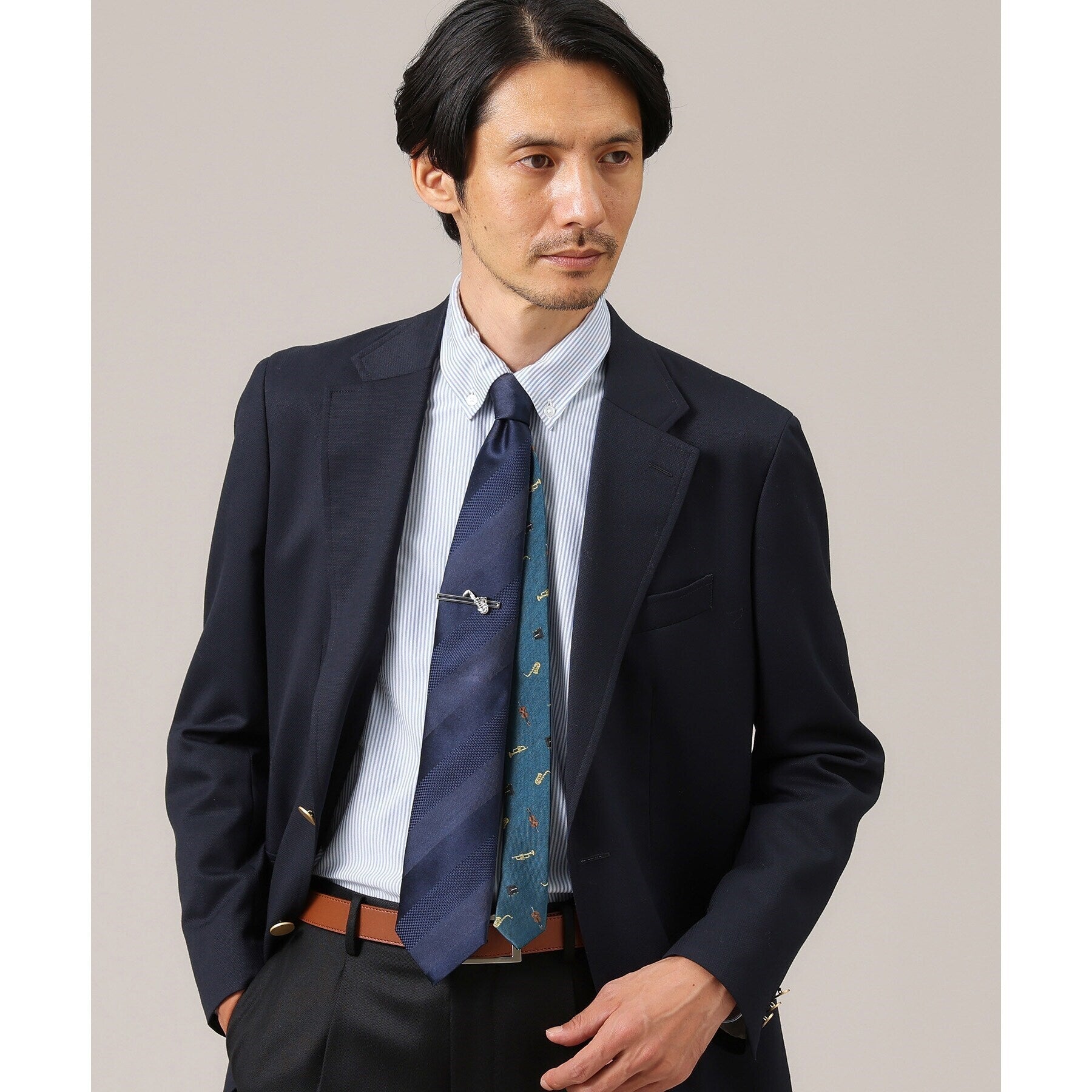 タケオキクチ TAKEO KIKUCHI JAZZ柄ネクタイ&サックスデザインタイバーBOX (ネイビー(394)) ネイビー(394)