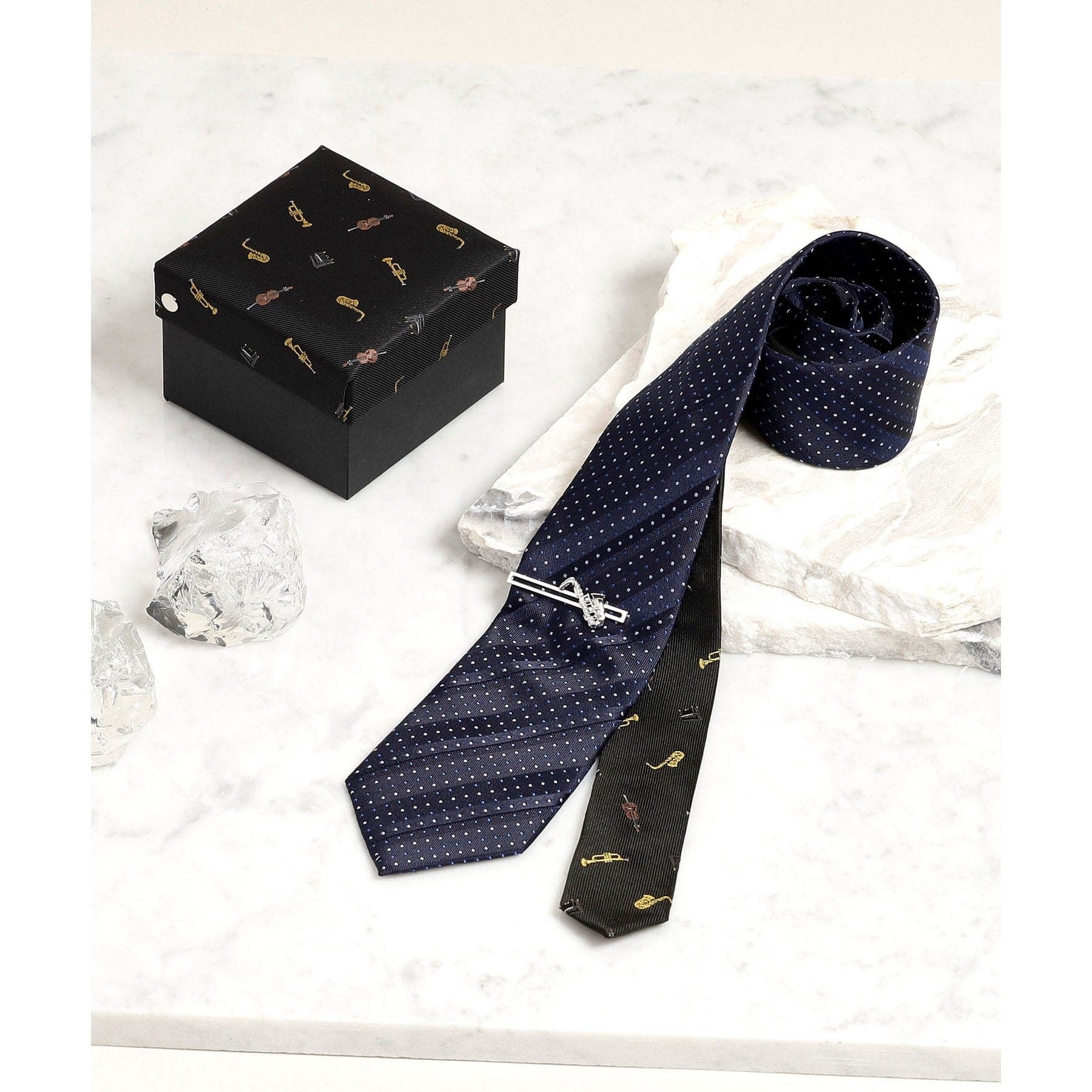 タケオキクチ TAKEO KIKUCHI JAZZ柄ネクタイ&サックスデザインタイバーBOX (ネイビー(094)) ネイビー(094)