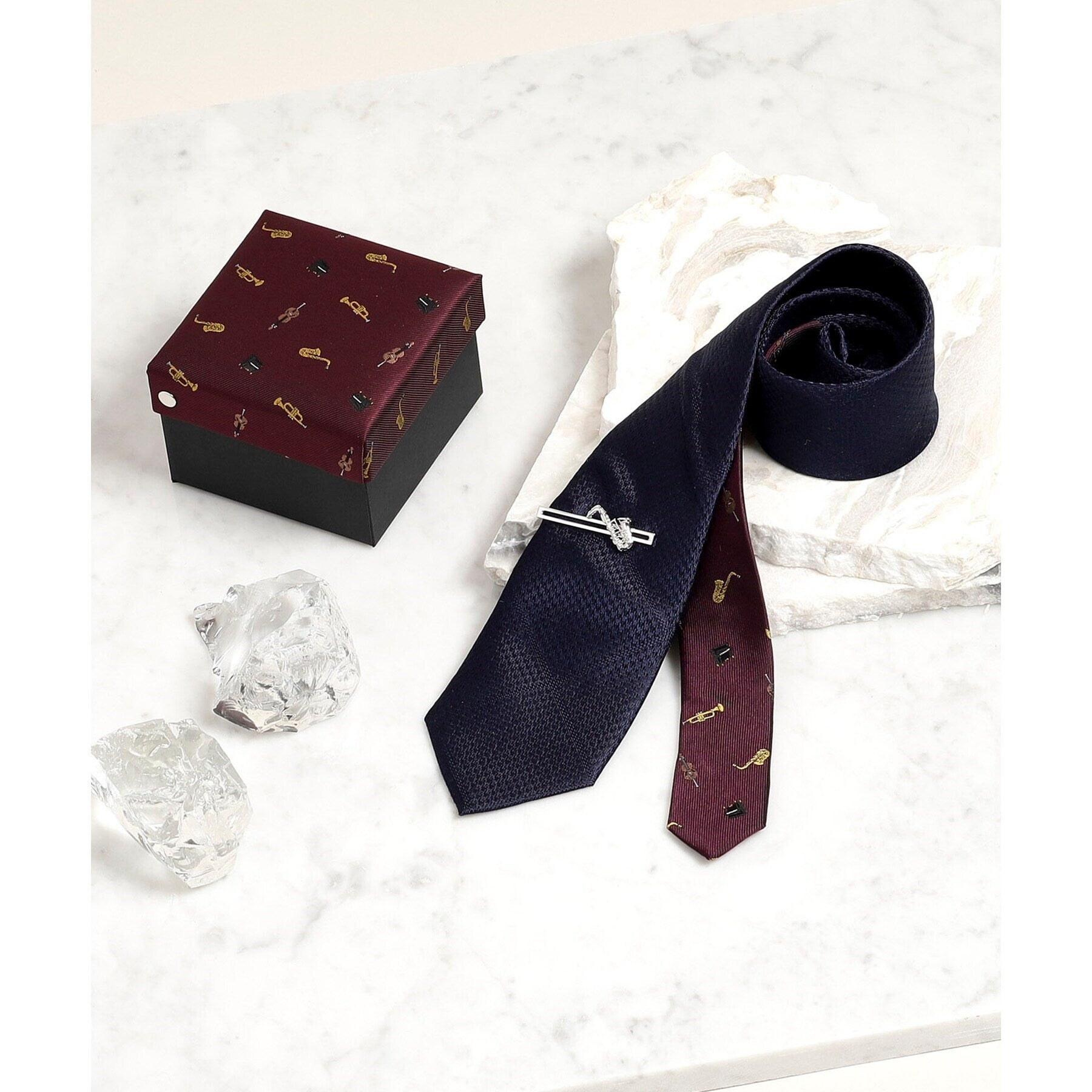 タケオキクチ TAKEO KIKUCHI JAZZ柄ネクタイ&サックスデザインタイバーBOX (ネイビー(294)) ネイビー(294)