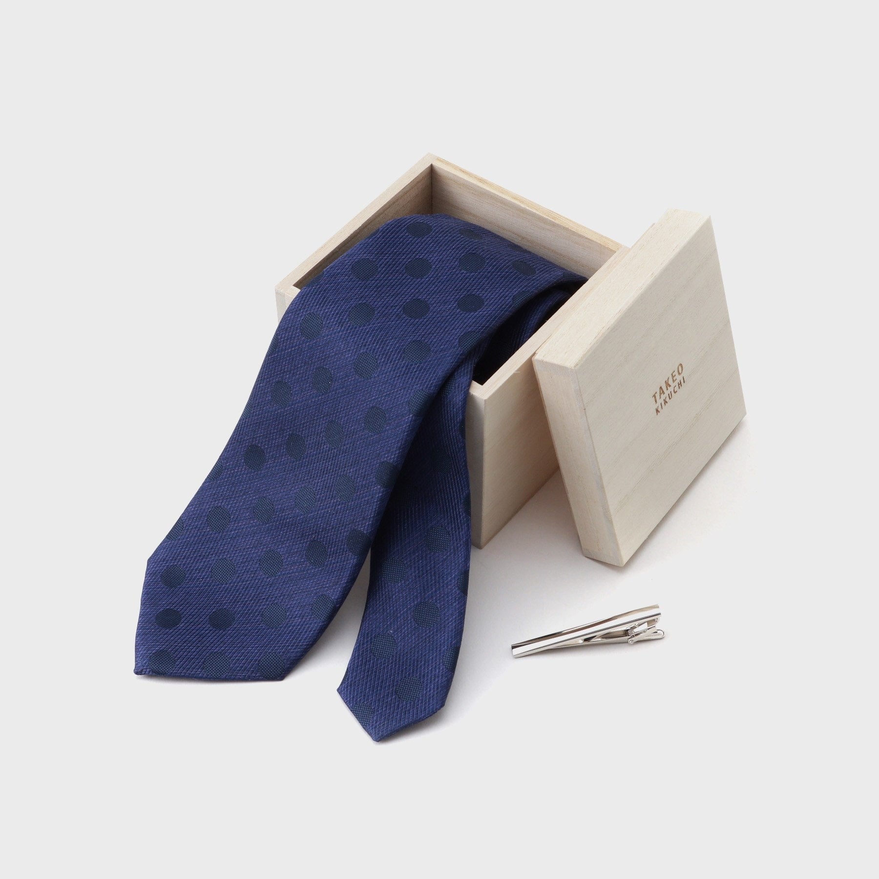タケオキクチ TAKEO KIKUCHI 【MADE IN JAPAN】 桐箱BOX入り ネクタイ&タイバーセット (ライトブルー(091)) ライトブルー(091)
