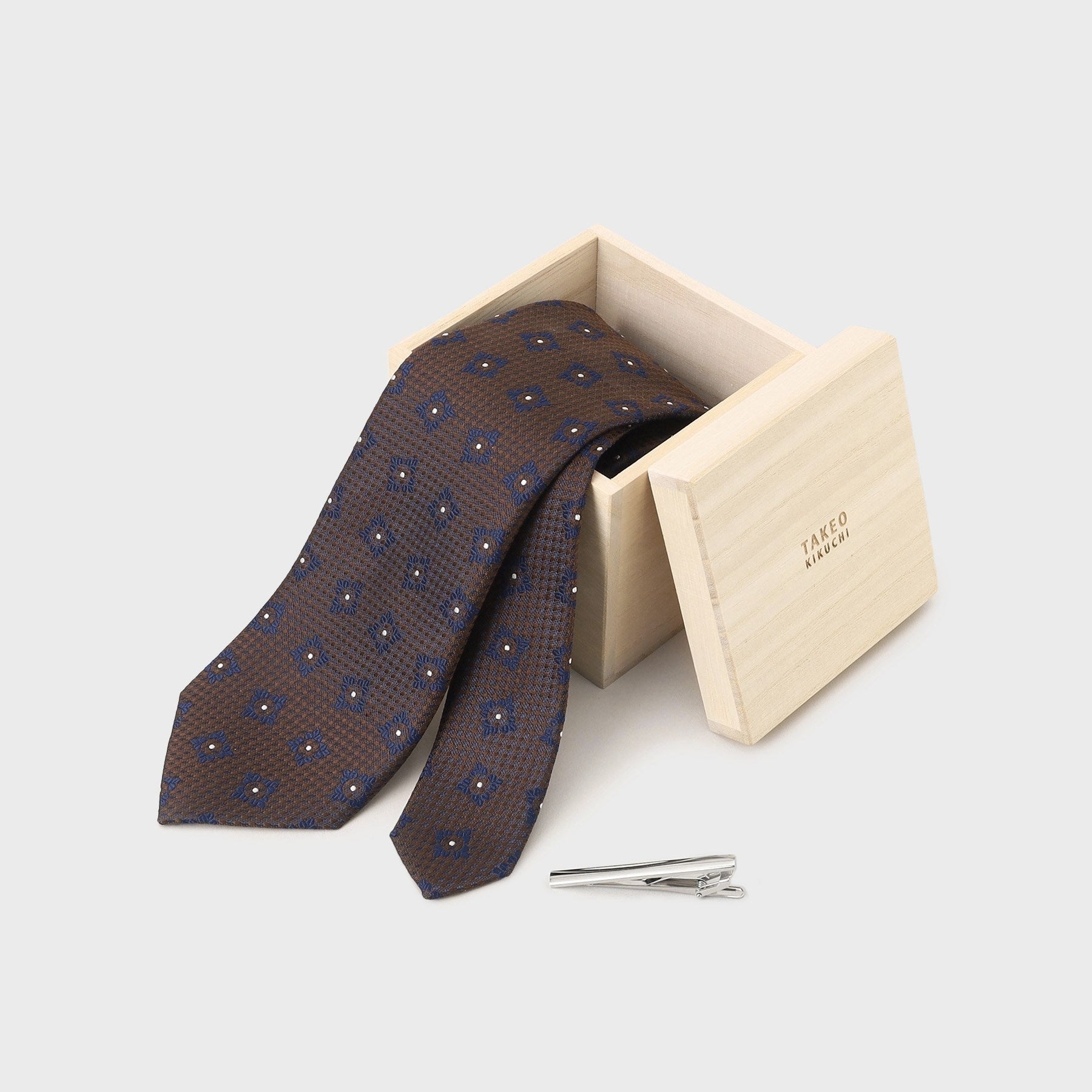 タケオキクチ TAKEO KIKUCHI 【MADE IN JAPAN】 桐箱BOX入り ネクタイ&タイバーセット (ダークネイビー(494)) ダークネイビー(494)