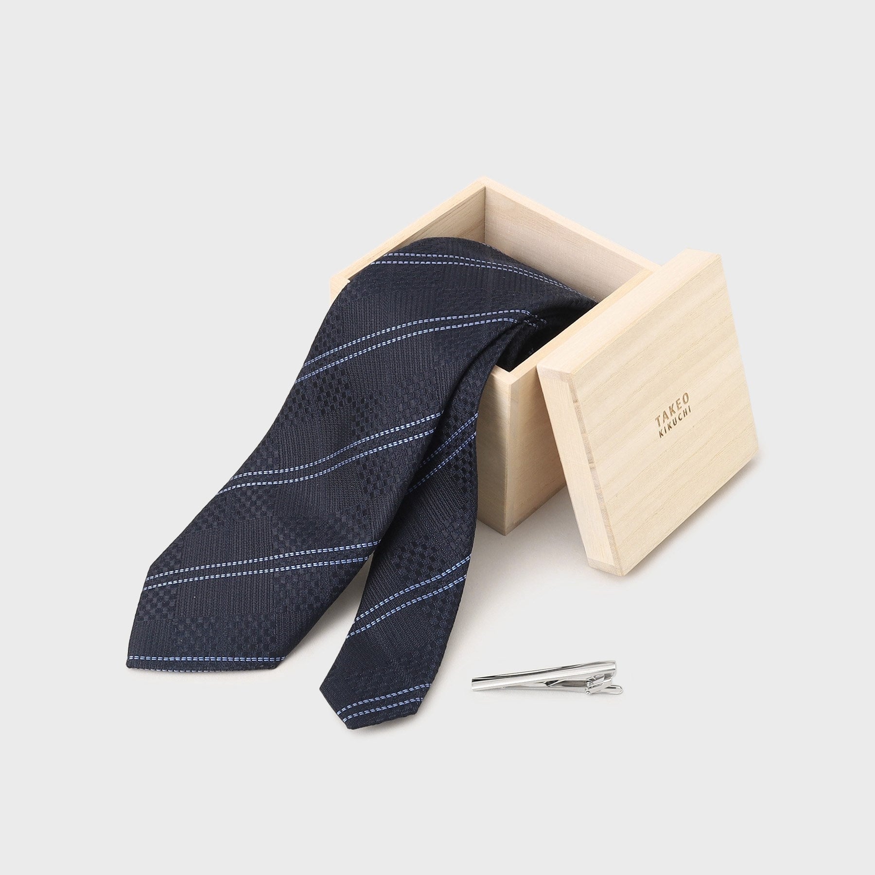 タケオキクチ TAKEO KIKUCHI 【MADE IN JAPAN】 桐箱BOX入り ネクタイ&タイバーセット (ダークネイビー(394)) ダークネイビー(394)