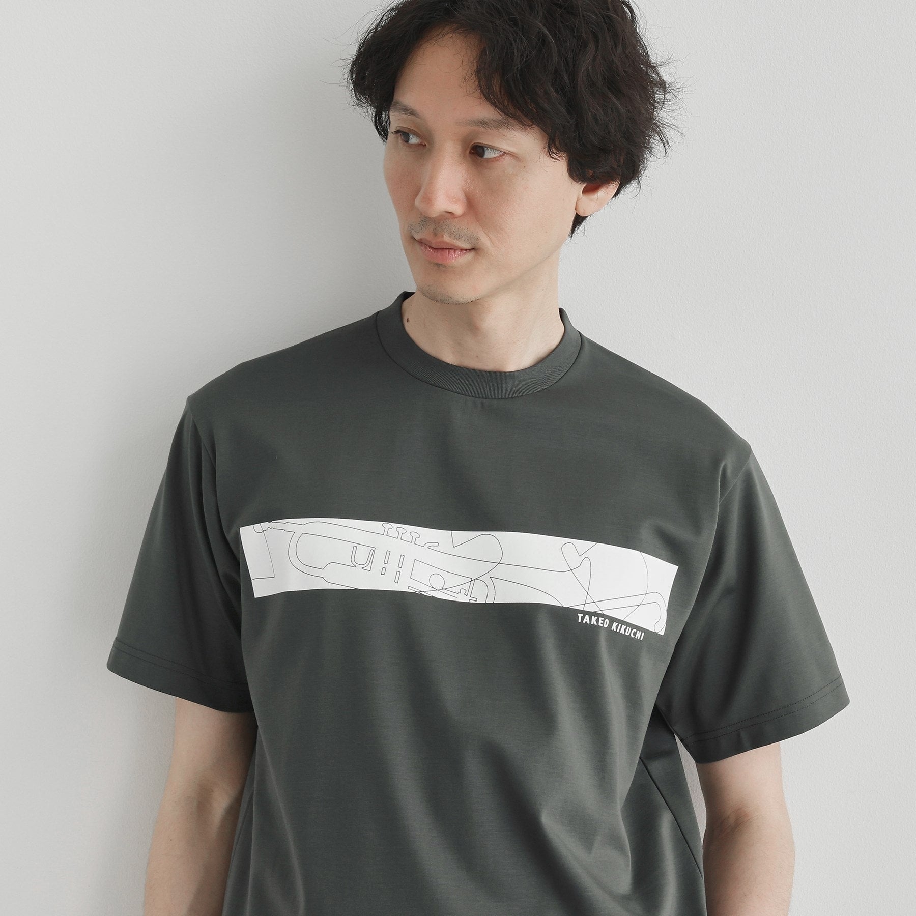 タケオキクチ TAKEO KIKUCHI バープリントポンチTシャツ (チャコールグレー(014)) チャコールグレー(014)