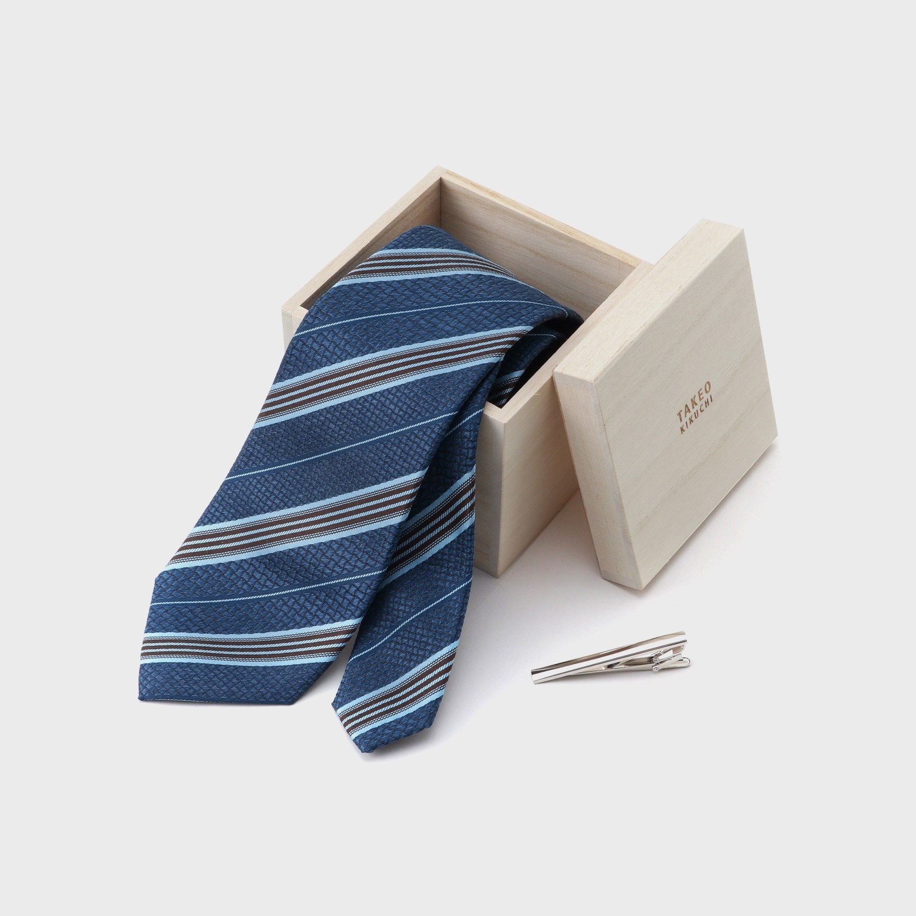 タケオキクチ TAKEO KIKUCHI 【MADE IN JAPAN】 桐箱BOX入り ネクタイ&タイバーセット (変型升格子ストライプ) グリーン(222)