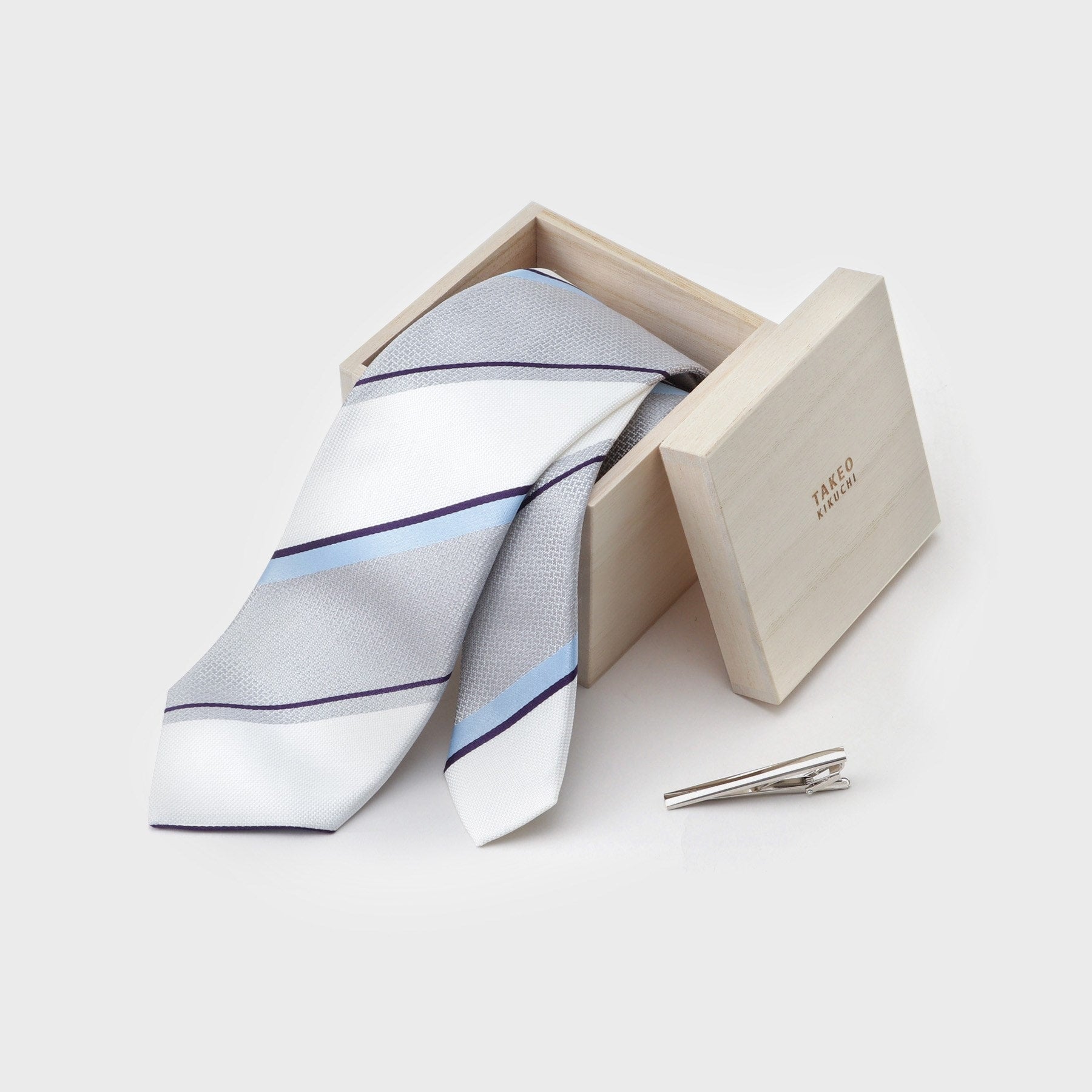 タケオキクチ TAKEO KIKUCHI 【MADE IN JAPAN】 桐箱BOX入り ネクタイ&タイバーセット (桧垣文ストライプ) ホワイト(201)