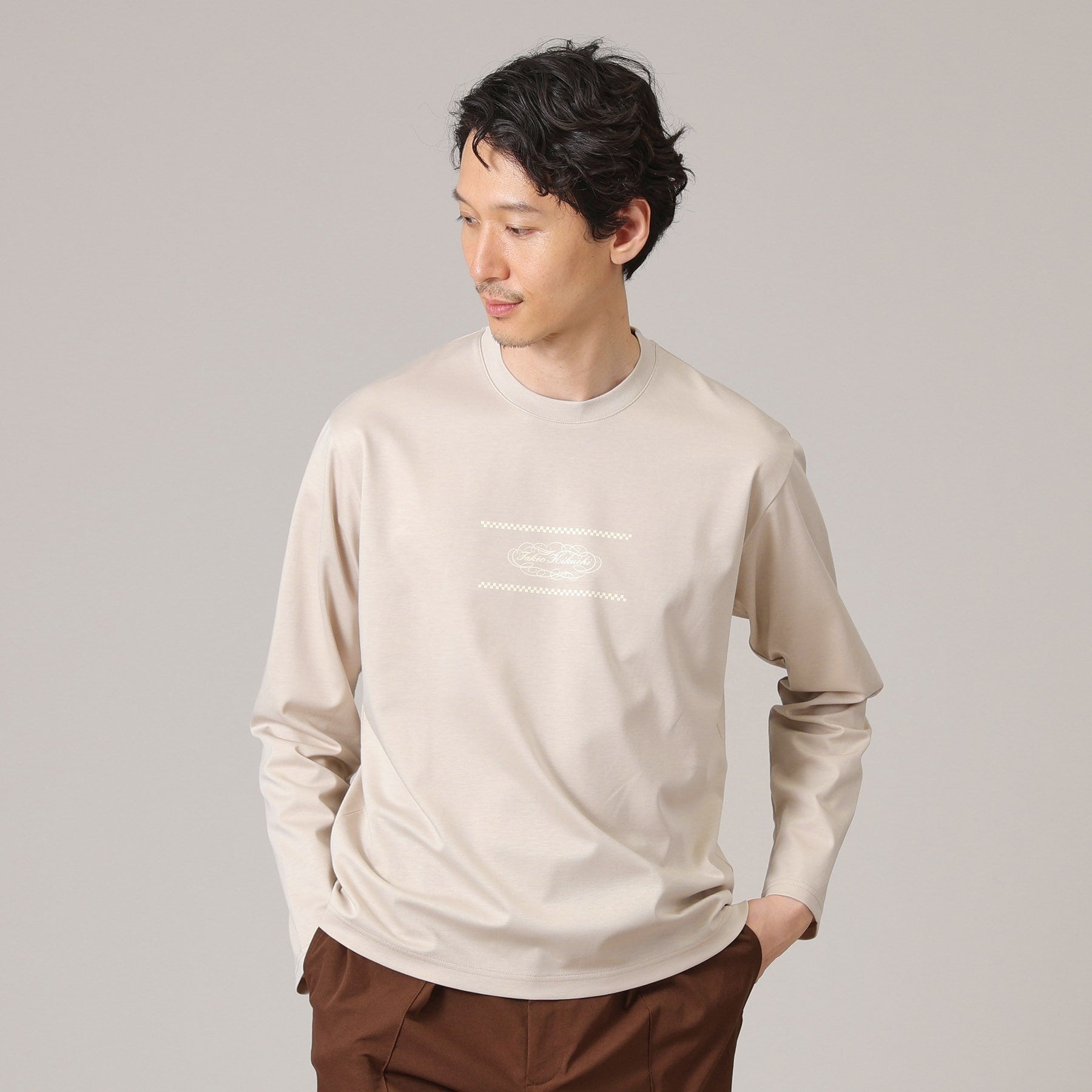 タケオキクチ TAKEO KIKUCHI カリグラフィーロゴ長袖ポンチTシャツ (グレージュ(050)) グレージュ(050)