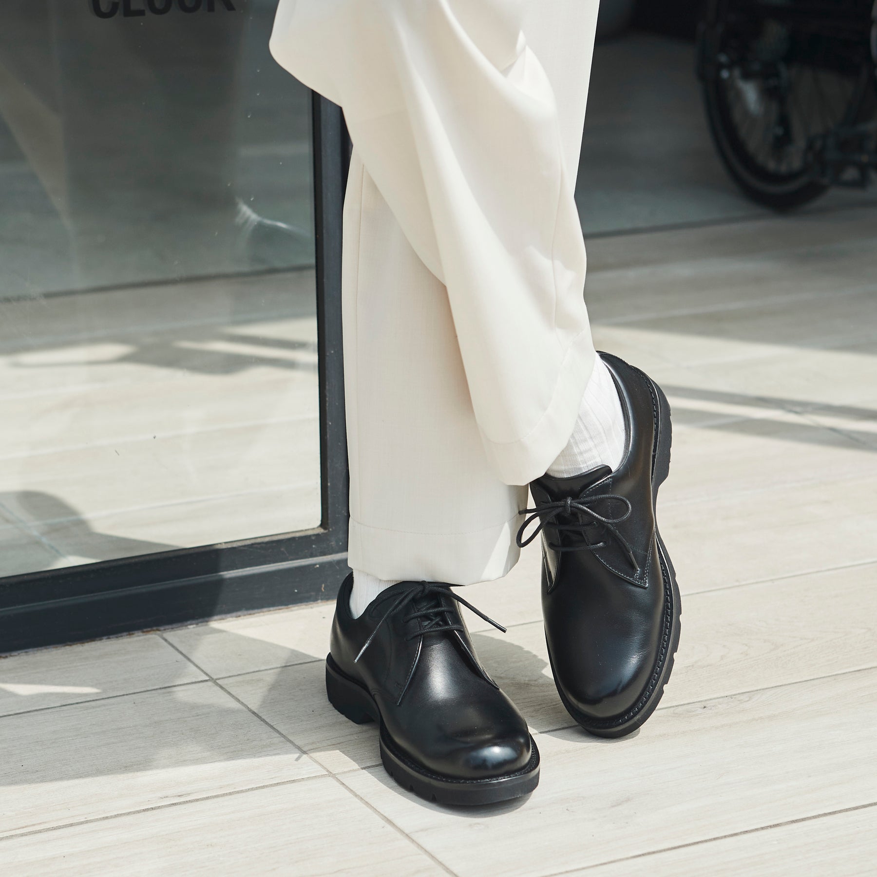 スリムフィット | ミニマルデザイン×ラギッド厚底 | プレーントウ ブラック