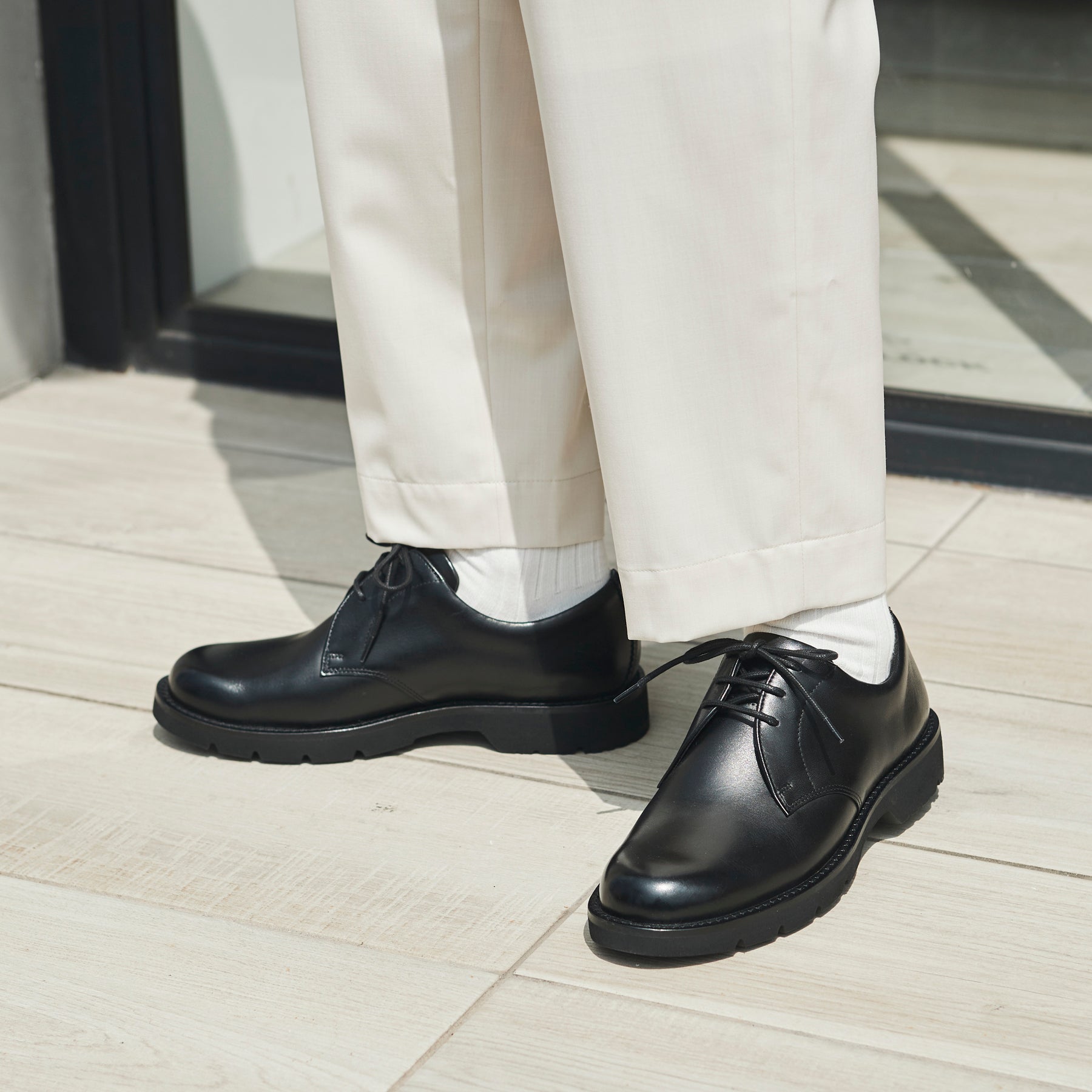 スリムフィット | ミニマルデザイン×ラギッド厚底 | プレーントウ ブラック