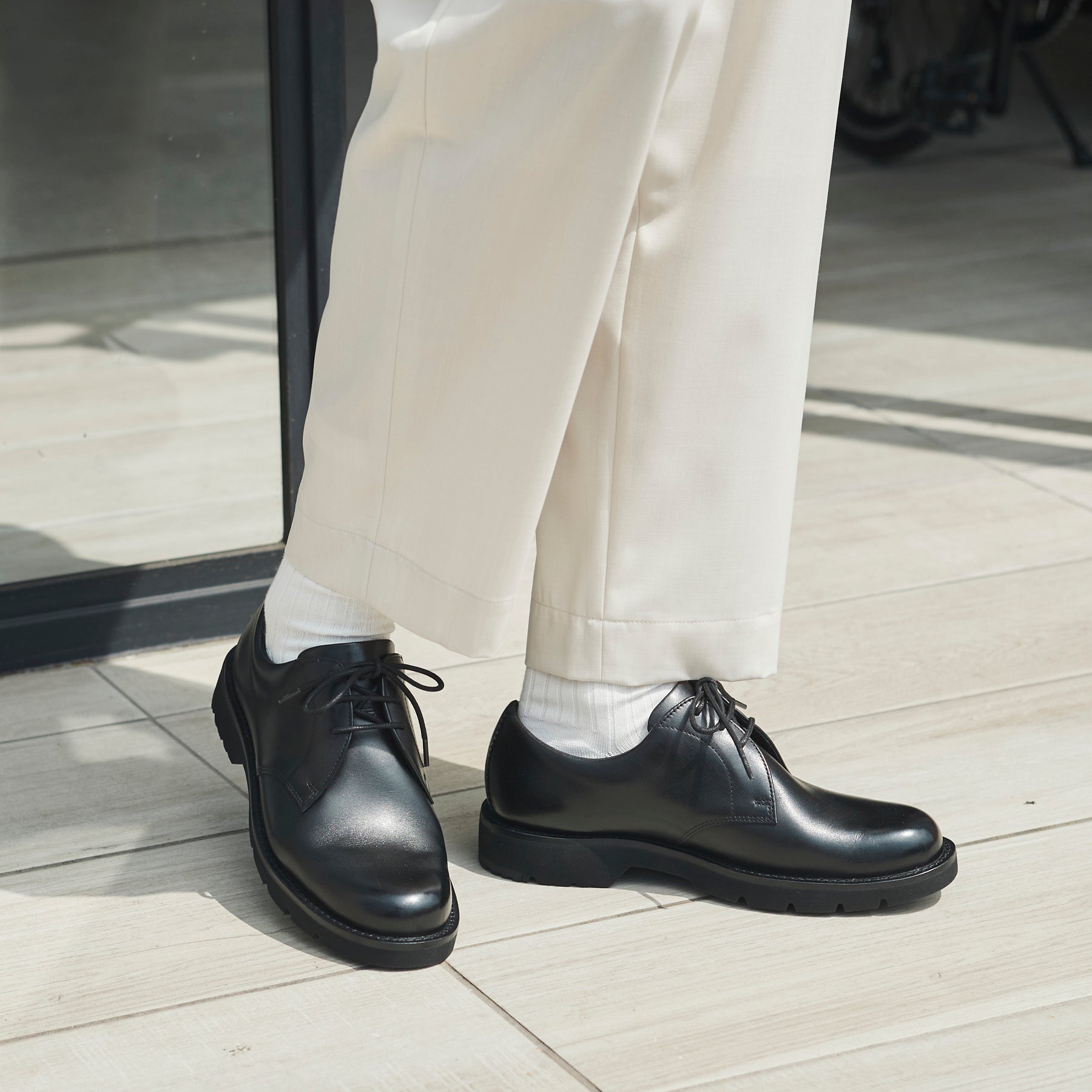 スリムフィット | ミニマルデザイン×ラギッド厚底 | プレーントウ ブラック