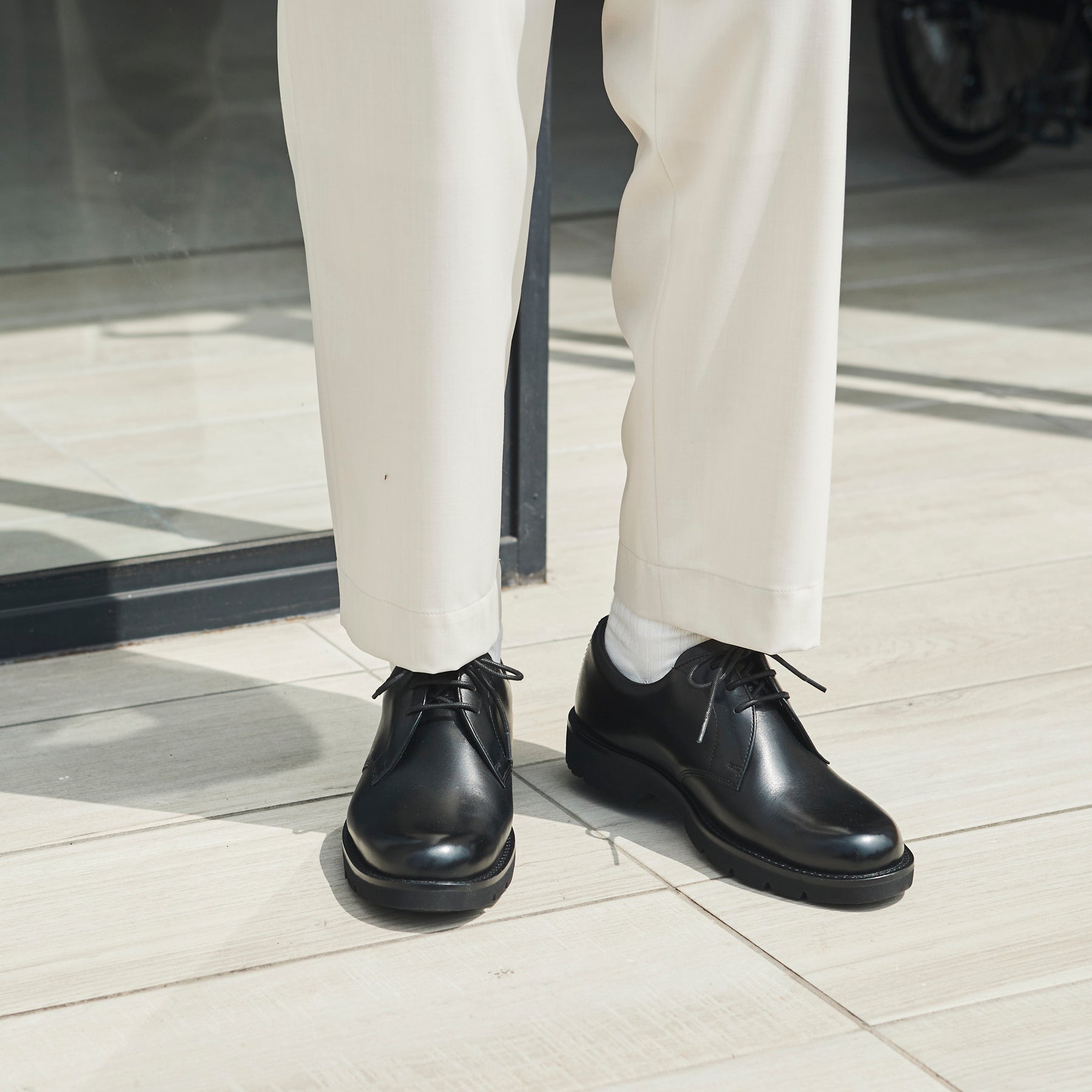 スリムフィット | ミニマルデザイン×ラギッド厚底 | プレーントウ ブラック