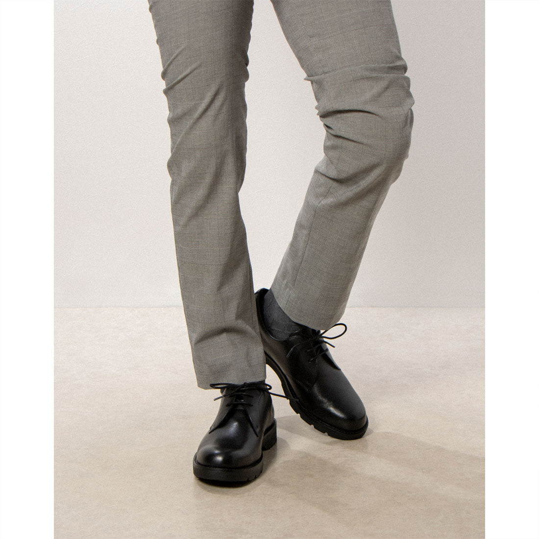 スリムフィット | ミニマルデザイン×ラギッド厚底 | プレーントウ ブラック