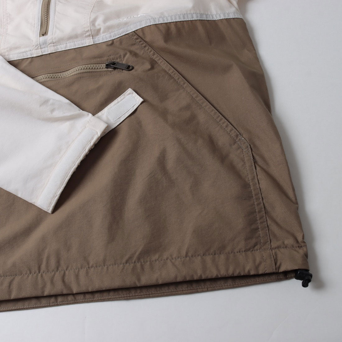 ザ・ノース・フェイス THE NORTH FACE コンパクトアノラック ウインドブレーカー (ホワイトデューン×Cカーキ) ホワイトデューン×Cカーキ