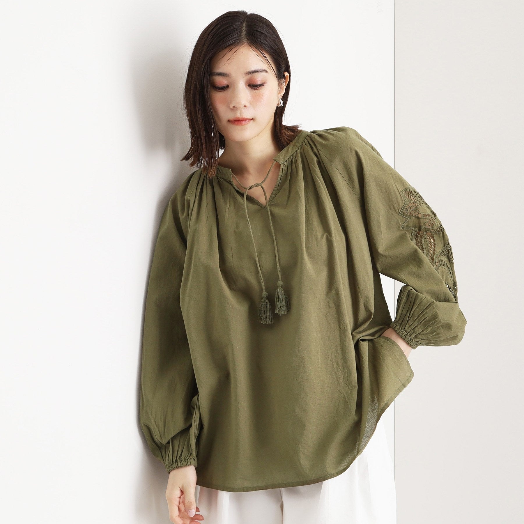 ザ ショップ ティーケー (ウィメン) THE SHOP TK(Women) キャンブリックボイル袖刺繍ブラウス (カーキ(027)) カーキ(027)