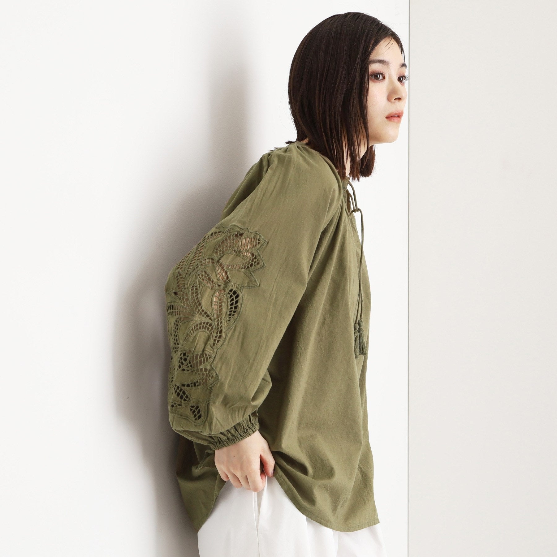 ザ ショップ ティーケー (ウィメン) THE SHOP TK(Women) キャンブリックボイル袖刺繍ブラウス (カーキ(027)) カーキ(027)