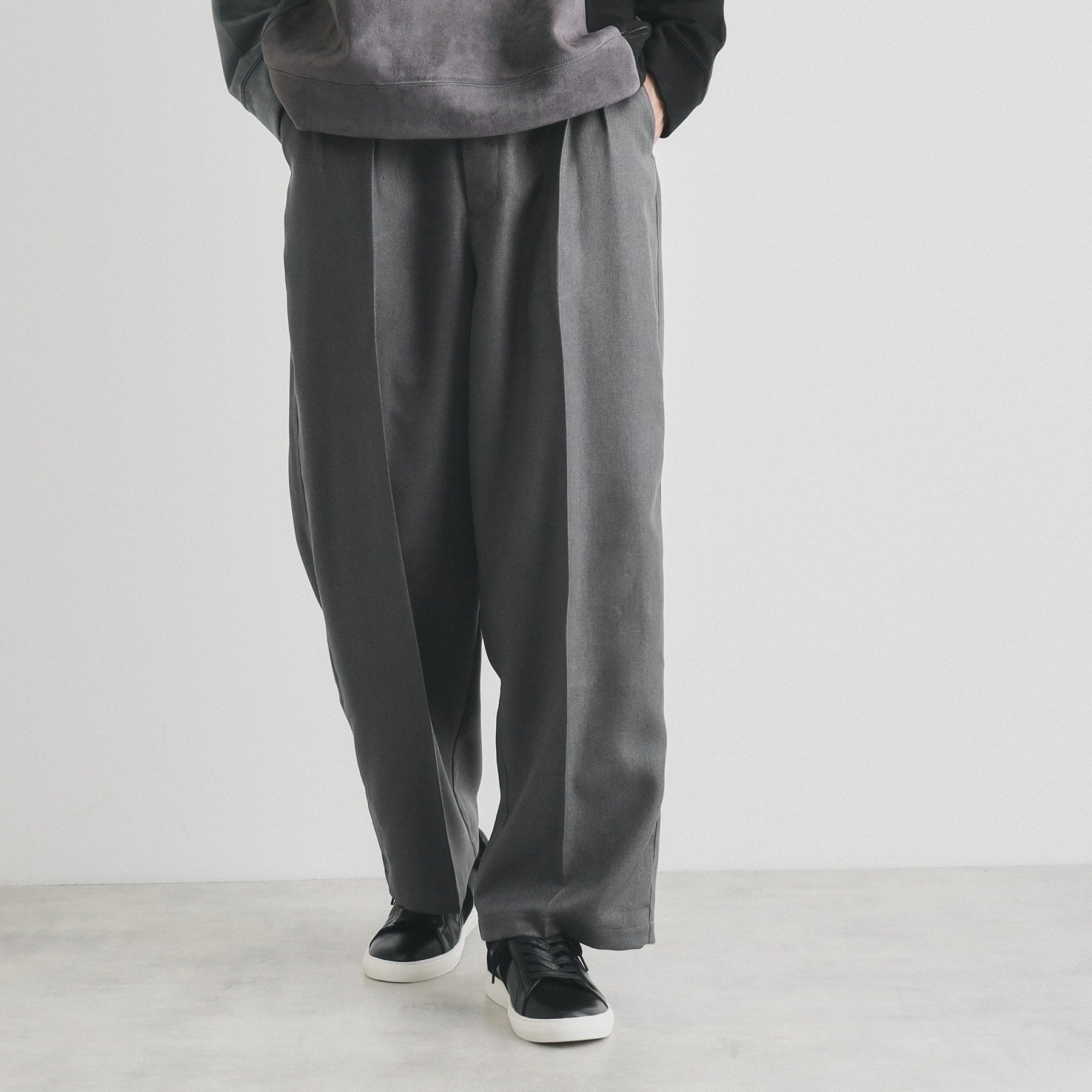 ザ ショップ ティーケー(メンズ) THE SHOP TK(Men) ツータックワイドストレートスラックス ツイル/デニム (チャコールグレー(014)) チャコールグレー(014)