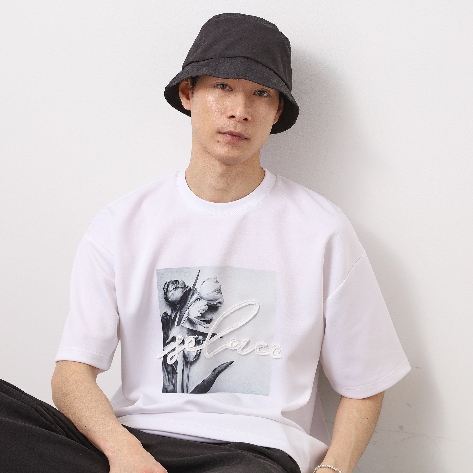 ザ ショップ ティーケー(メンズ) THE SHOP TK(Men) コード刺繍フォト半袖Tシャツ (ホワイト(001)) ホワイト(001)