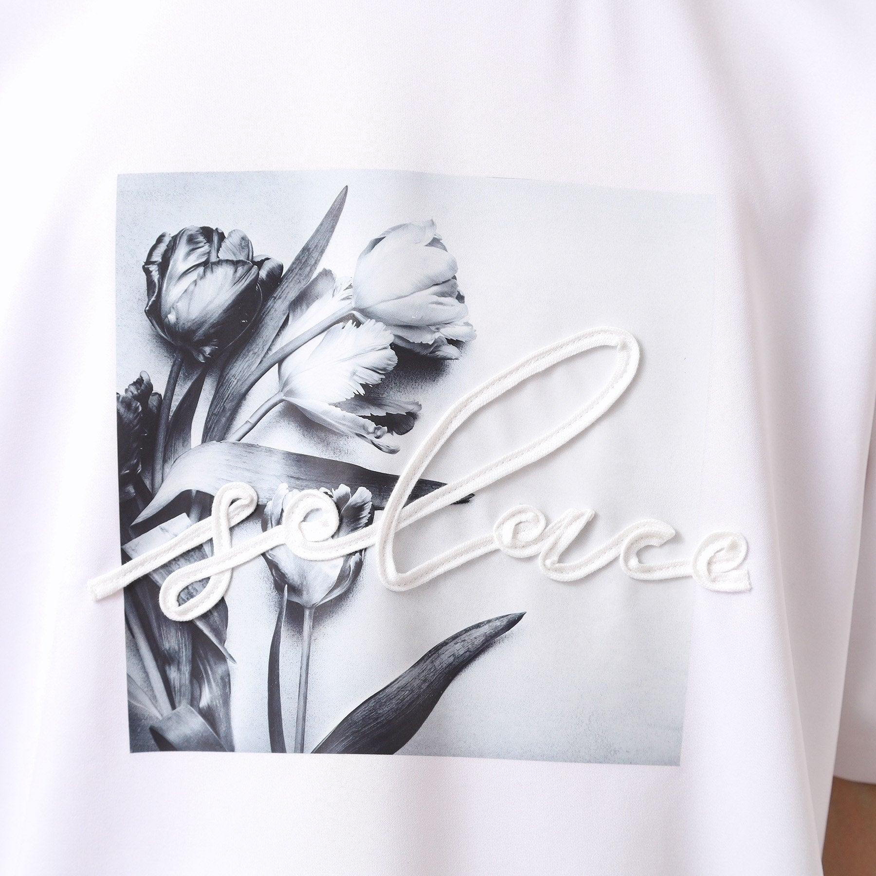 ザ ショップ ティーケー(メンズ) THE SHOP TK(Men) コード刺繍フォト半袖Tシャツ (ホワイト(001)) ホワイト(001)