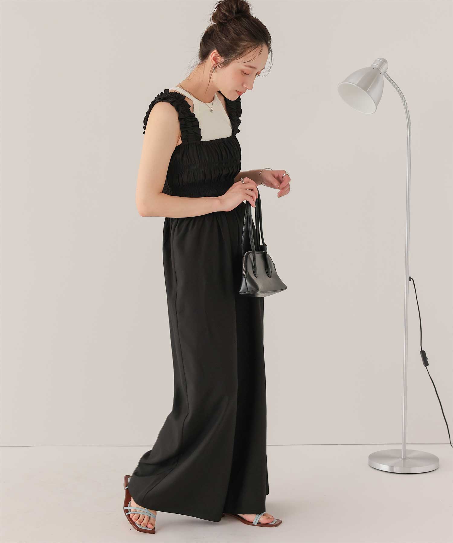 ティティベイト titivate 楽ちんきれいショルダーフリルシャーリングオールインワン (ネイビー) ネイビー