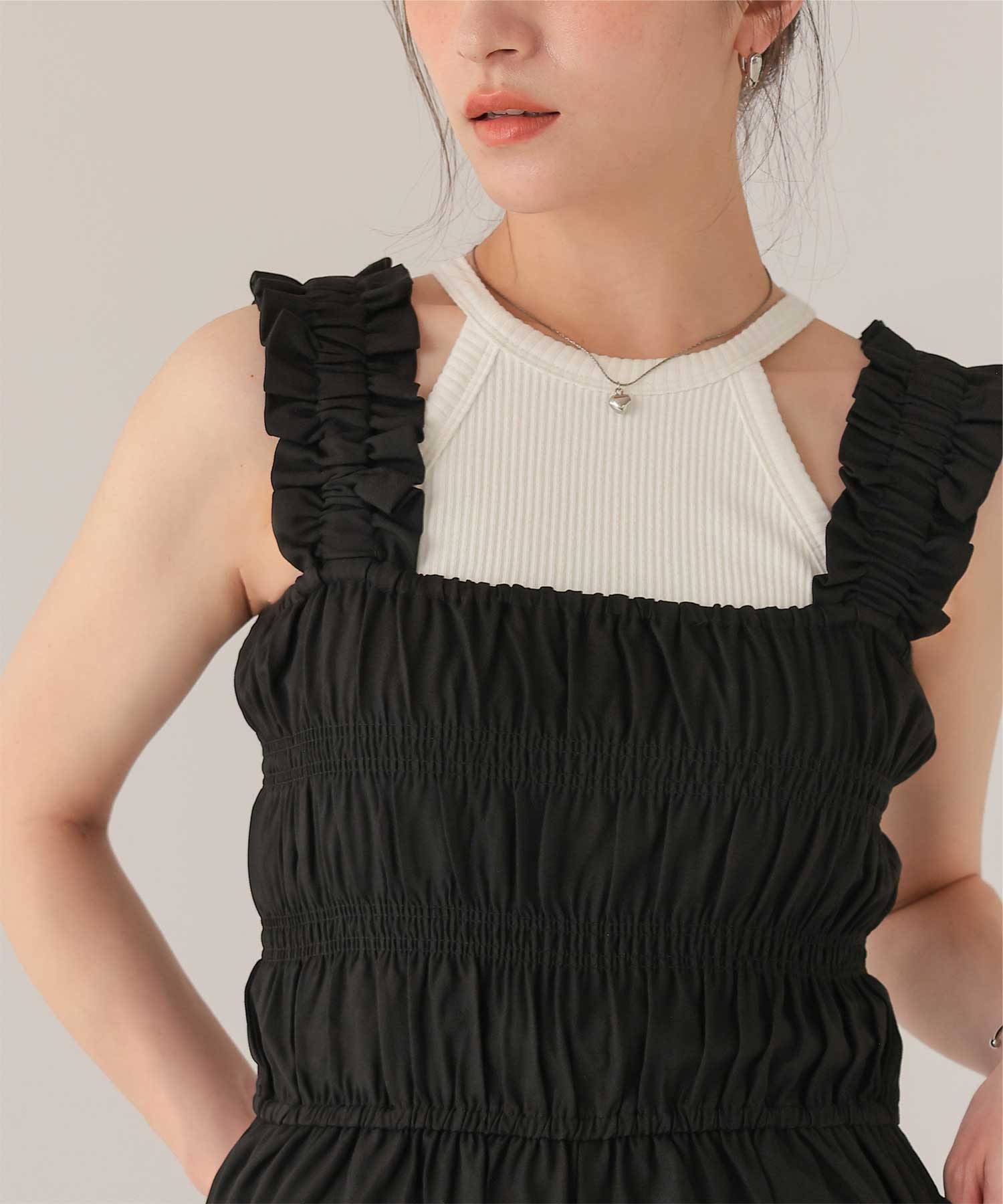 ティティベイト titivate 楽ちんきれいショルダーフリルシャーリングオールインワン (ネイビー) ネイビー