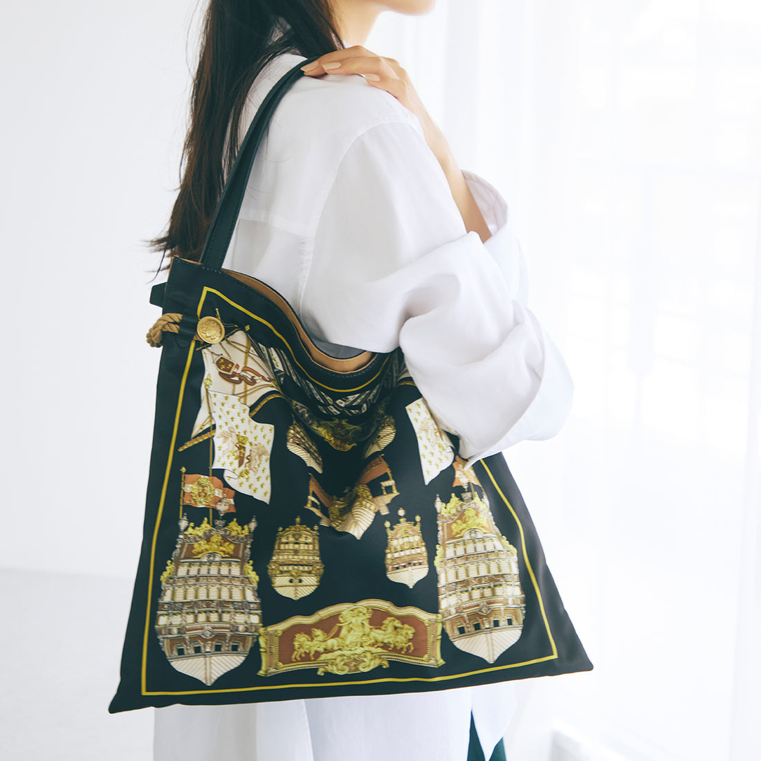 トプカピ TOPKAPI 【TREASURE TOPKAPI】マイルドサテン スカーフ柄 トートバッグ (ブラック) ブラック