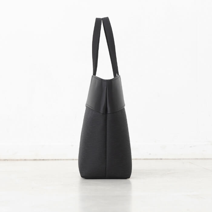 トウキョウソワール 東京ソワール 上品な切り替えの舟形トートバッグ (ブラック) ブラック