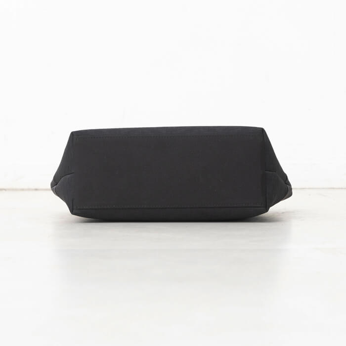 トウキョウソワール 東京ソワール 上品な切り替えの舟形トートバッグ (ブラック) ブラック