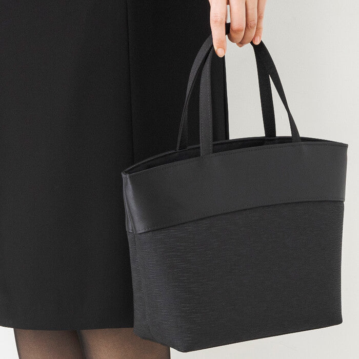 トウキョウソワール 東京ソワール 上品な切り替えの舟形トートバッグ (ブラック) ブラック