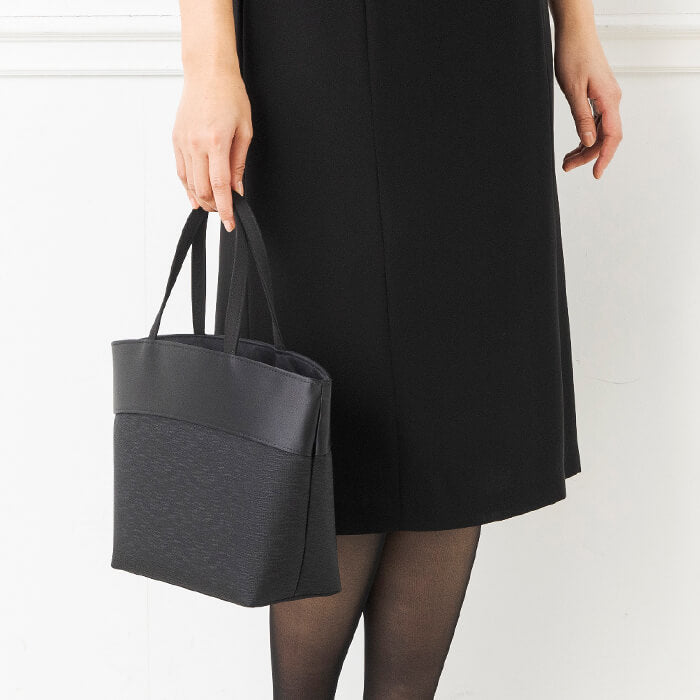 トウキョウソワール 東京ソワール 上品な切り替えの舟形トートバッグ (ブラック) ブラック