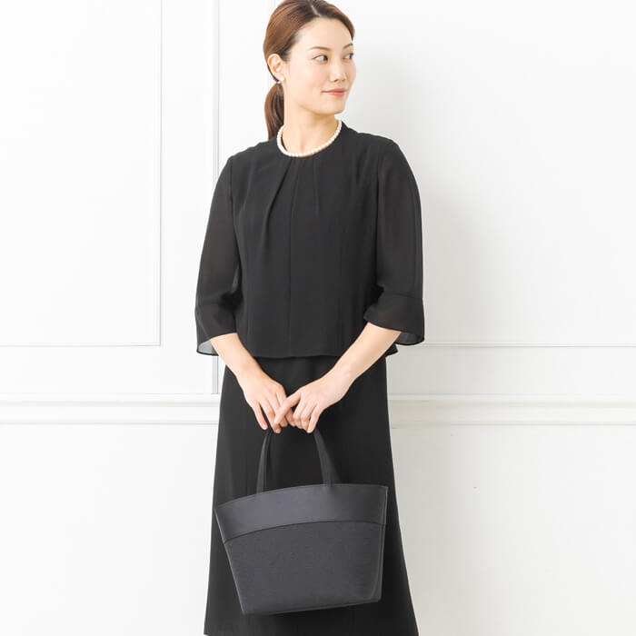 トウキョウソワール 東京ソワール 上品な切り替えの舟形トートバッグ (ブラック) ブラック