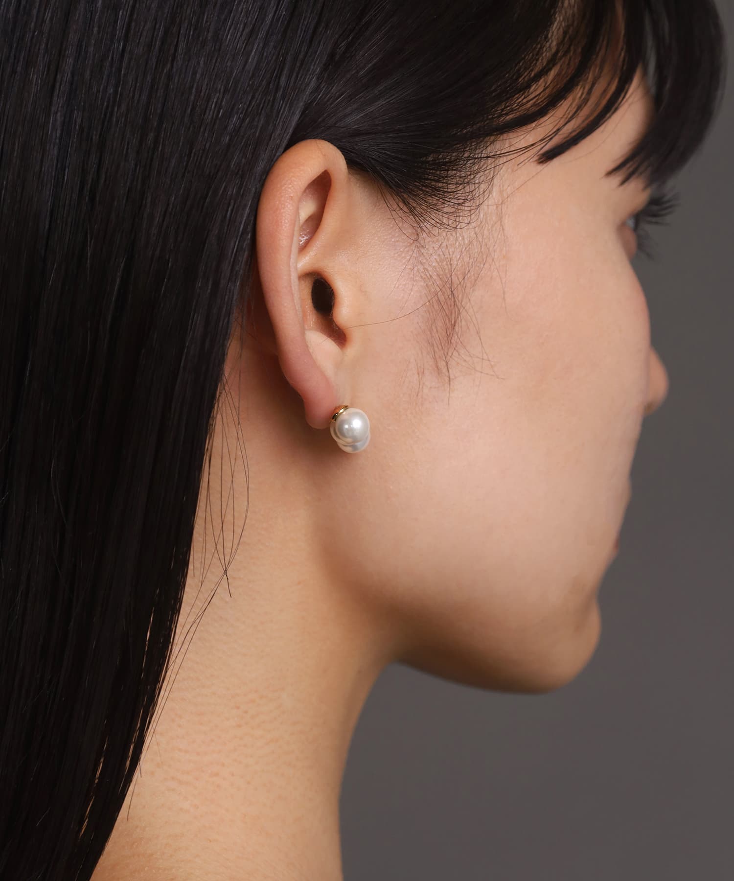 エルエイチエムイー LHME 【WEB限定】“MELLOW”ラインパールピアス/3粒/サージカルステンレス(金属アレルギー対応) (ゴールド) ゴールド