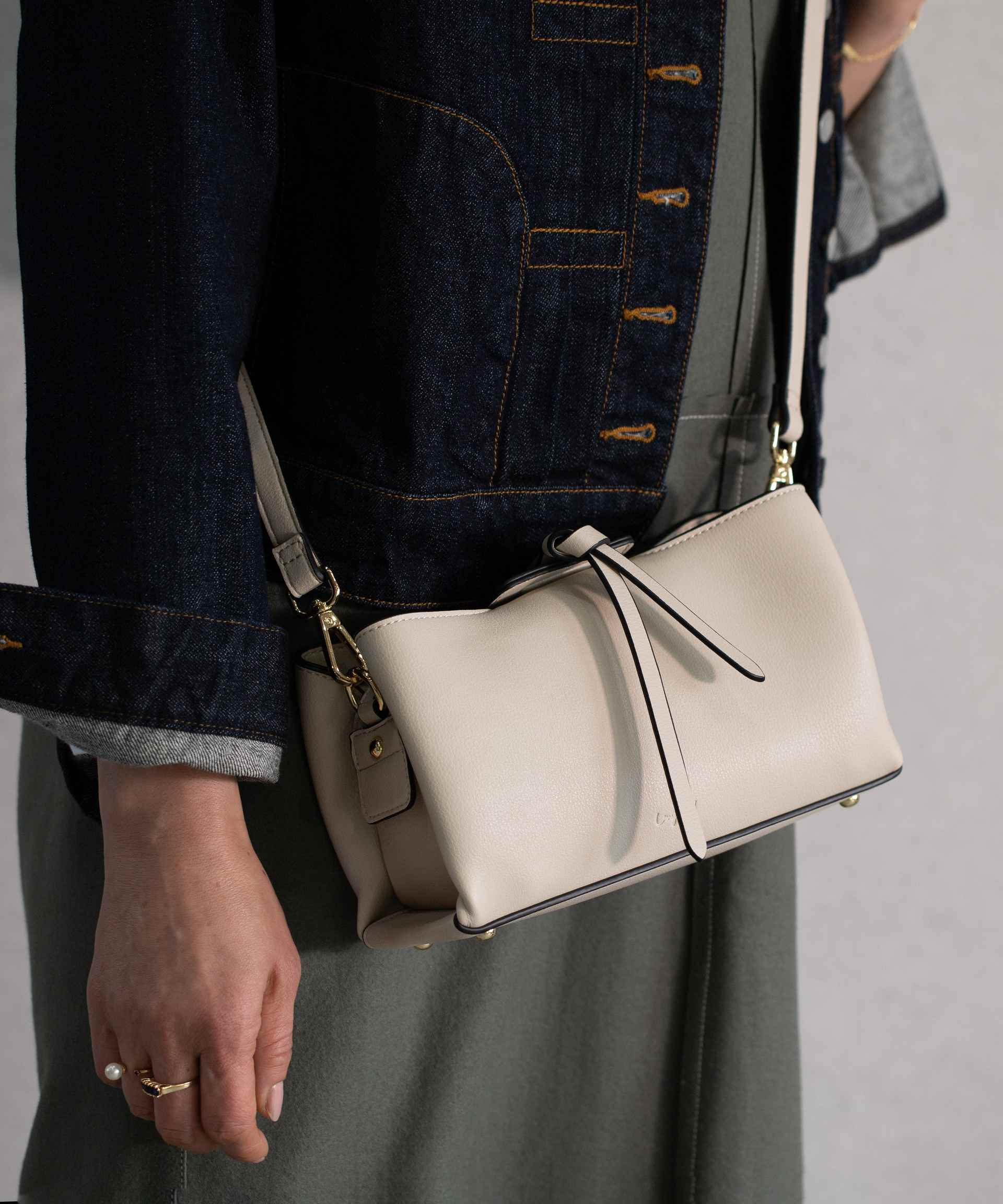 アングリッド Ungrid アンティークPUレザー 両アオリポケット スマホ&パスポート入れ ミニ ショルダーバッグ