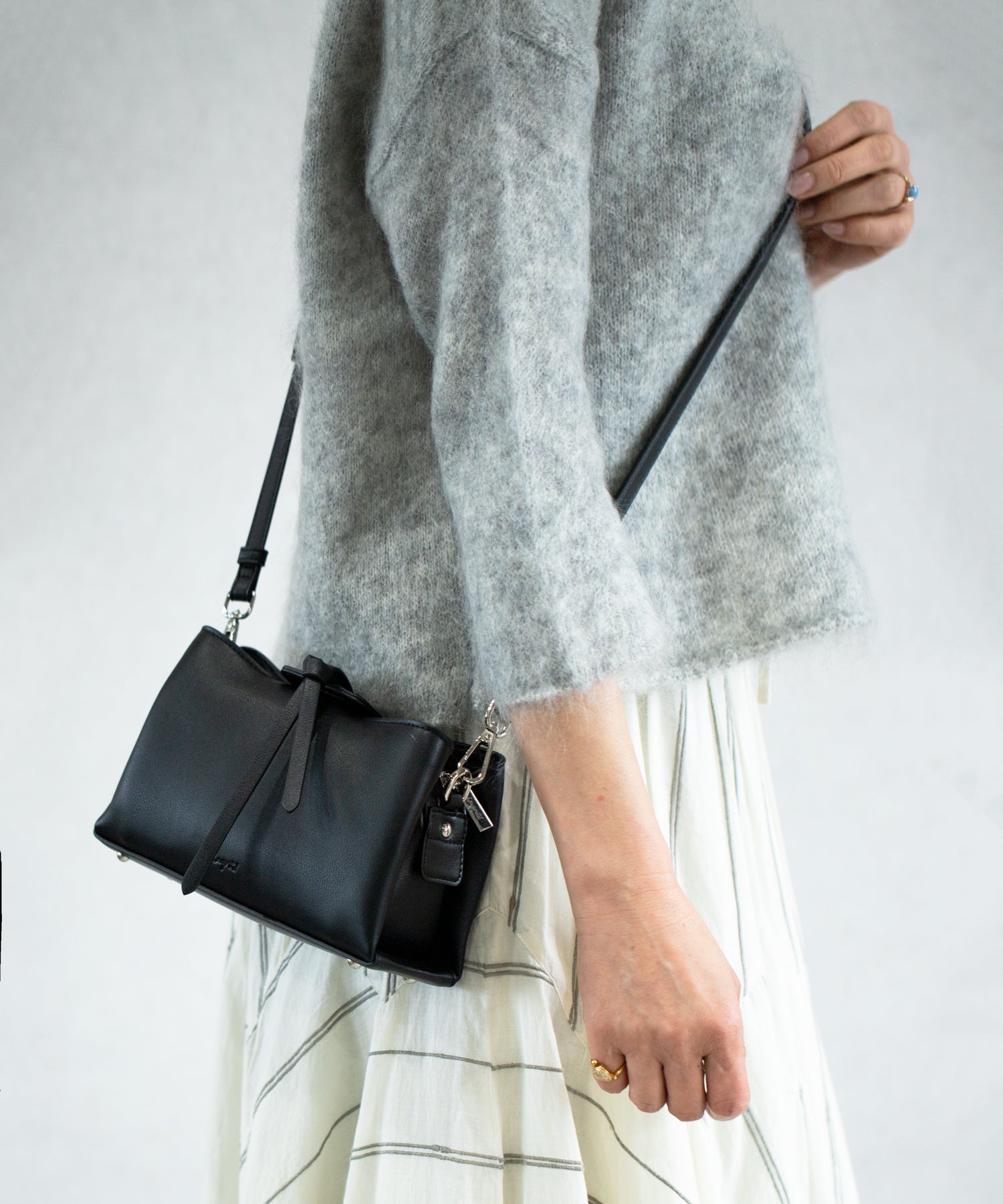 アングリッド Ungrid アンティークPUレザー 両アオリポケット スマホ&パスポート入れ ミニ ショルダーバッグ (BLK) BLK