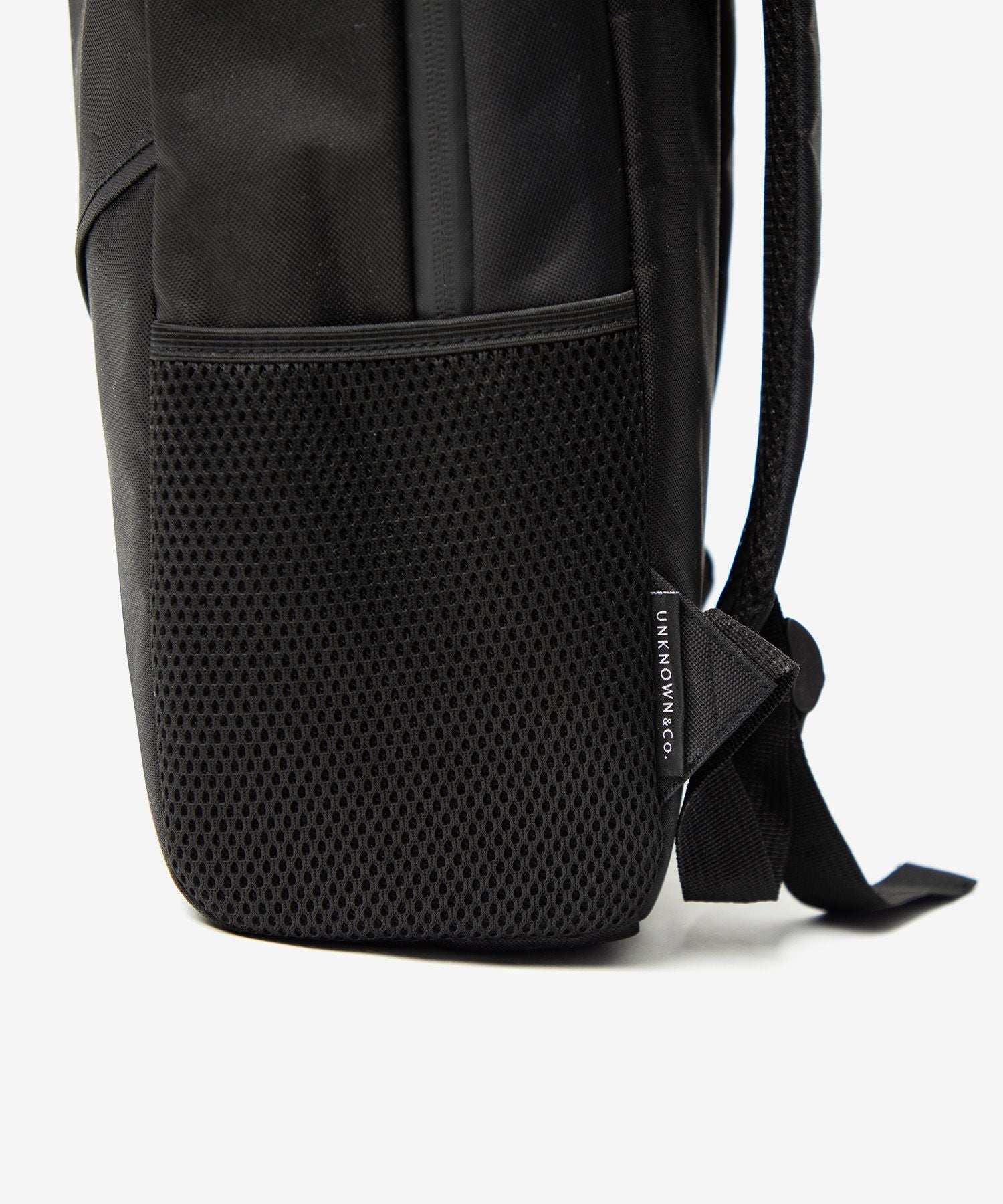 アンノウンアンドコー UNKNOWN&Co. アンノウンアンドコー UNKNOWN&Co. バックパック リュック 22L A4サイズ収納可能 PC収納 軽量 大容量 通勤 通学 ビジネス ジャパンデザイン メンズ バッグ (BLACK/ブラック) BLACK/ブラック