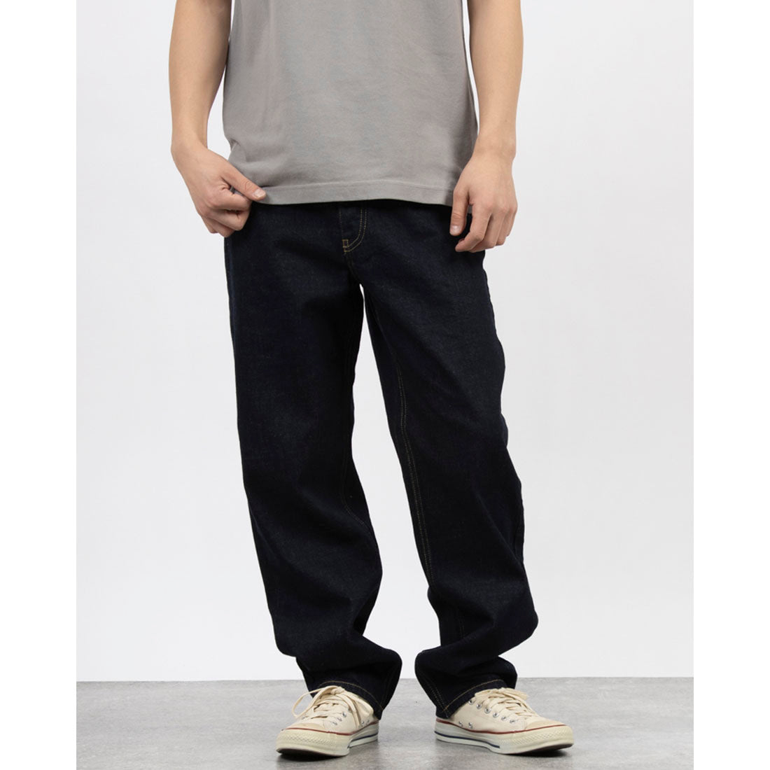 ユナイテッド カラーズ オブ ベネトン UNITED COLORS OF BENETTON. ロゴタグ付きストレートデニムパンツ