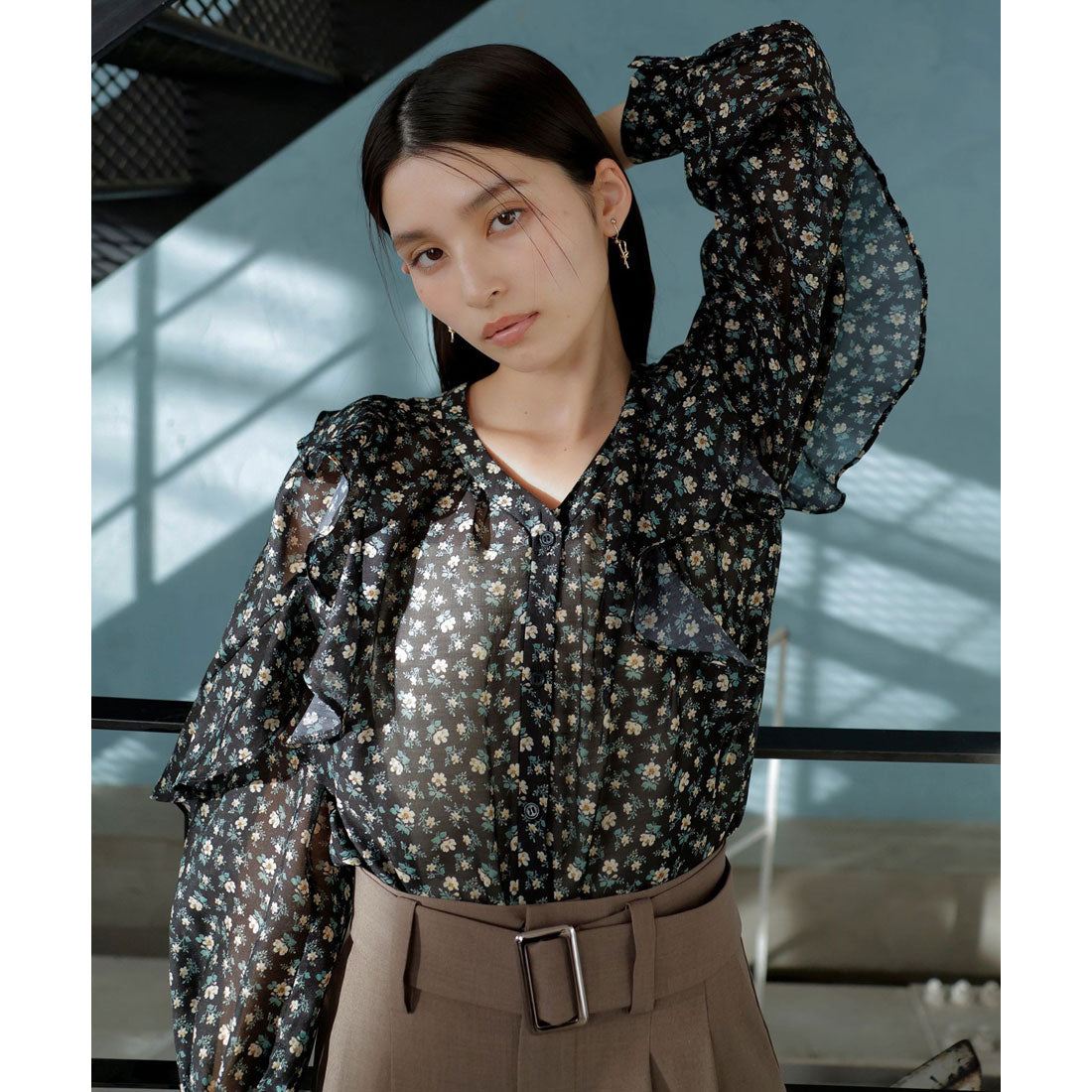 ビス VIS 【前後2WAY】ラッフルフリルブラウス (ブラック系(02)) ブラック系(02)