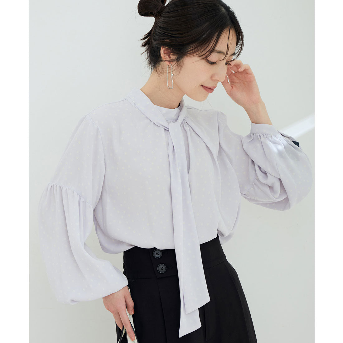 ビス VIS 【鎌倉シャツ×VIS】【マルチWAY】ボウタイ付きボリューム袖ブラウス (ラベンダー系(53)) ラベンダー系(53)