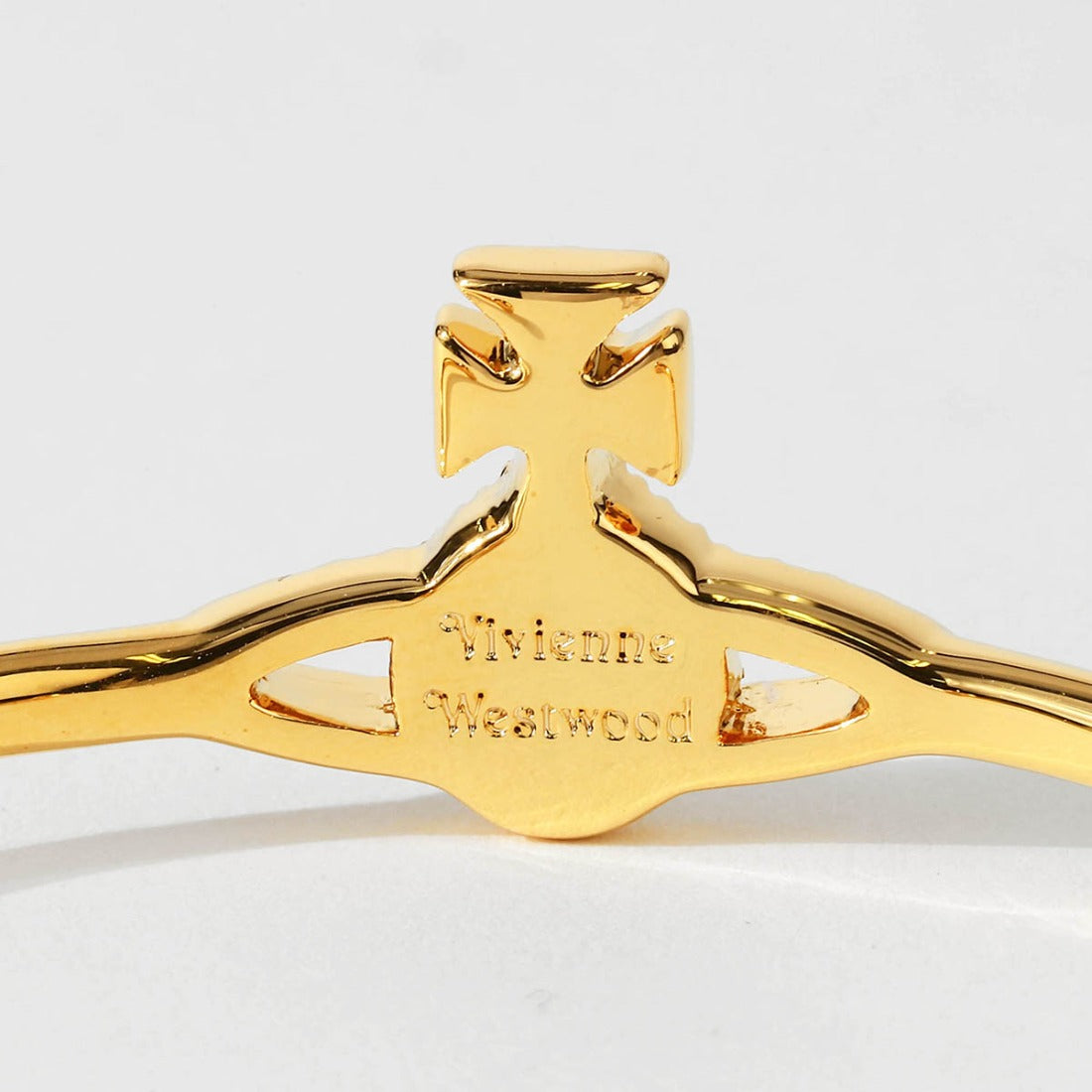 ヴィヴィアン ウエストウッド Vivienne Westwood ブレスレット グレース バス レリーフ OPEN BANGLE 61010007 02R979 (ゴールド) ゴールド