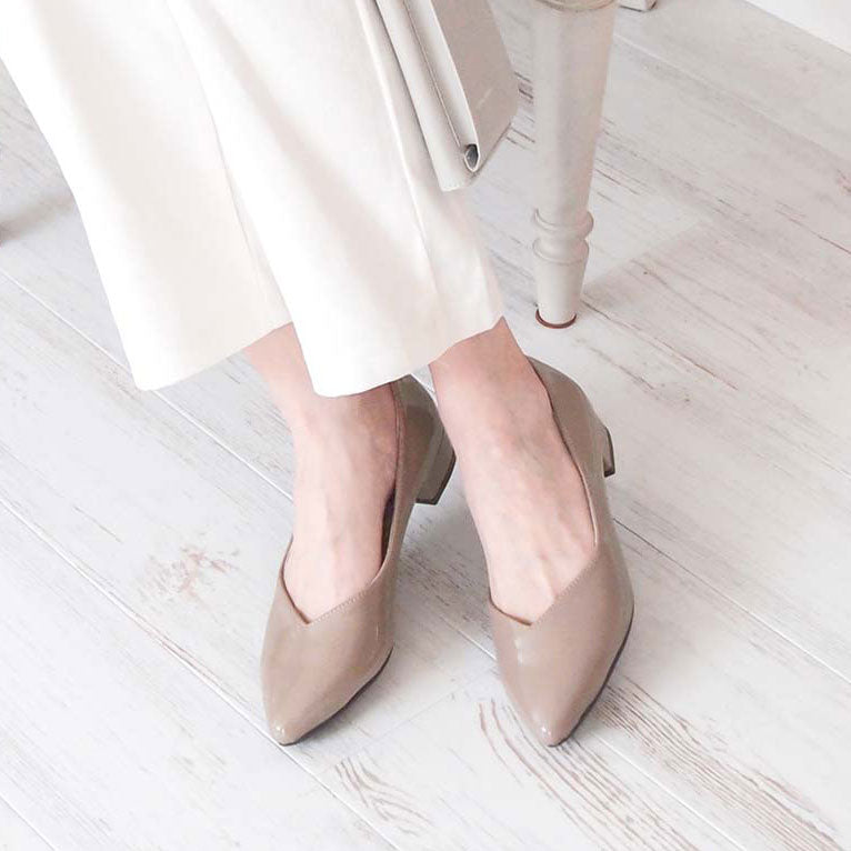 ヴィヴィアン VIVIAN ポインテッドトゥVカットレインパンプス (グレージュエナメル) グレージュエナメル