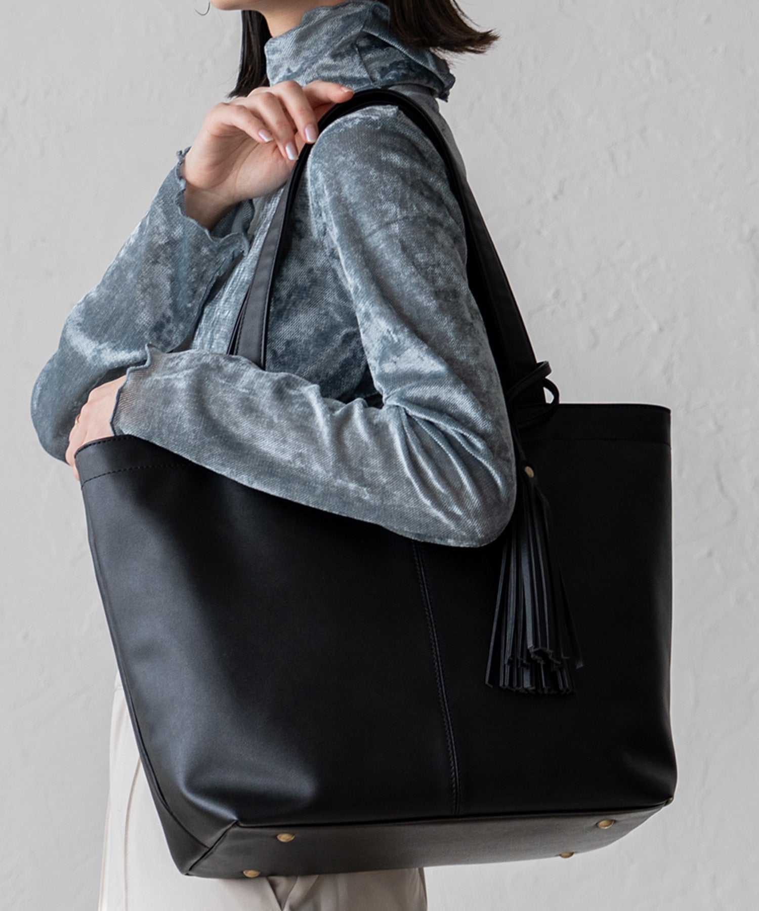 ヴィータフェリーチェ VitaFelice タッセル付きBIGトートバッグ (ブラック) BK