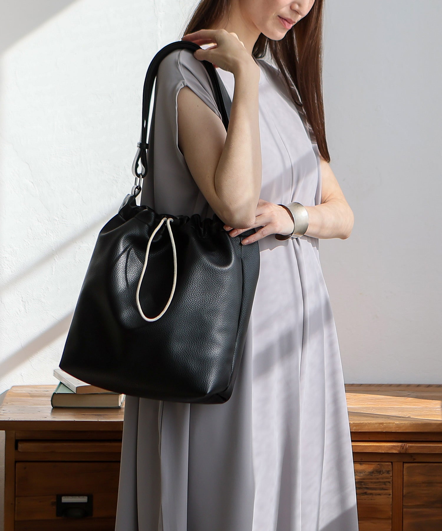 ヴィータフェリーチェ VitaFelice ソフトフェイクレザー巾着ショルダーバッグ (BK) BK