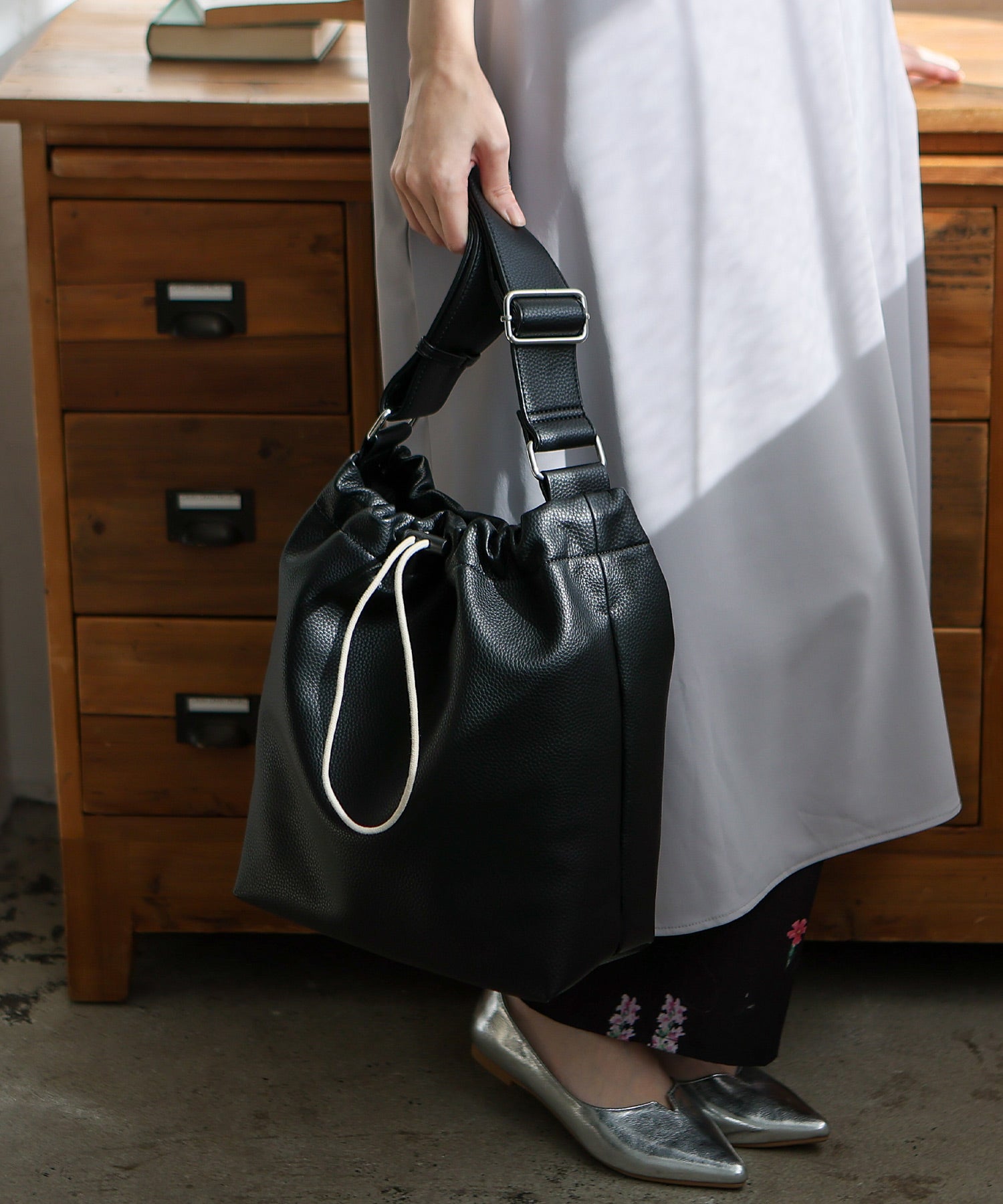 ヴィータフェリーチェ VitaFelice ソフトフェイクレザー巾着ショルダーバッグ (BK) BK