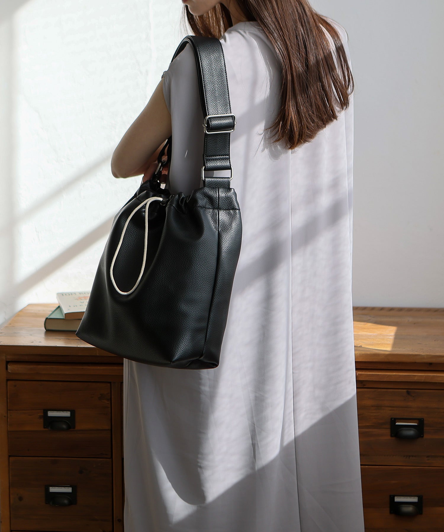 ヴィータフェリーチェ VitaFelice ソフトフェイクレザー巾着ショルダーバッグ (BK) BK