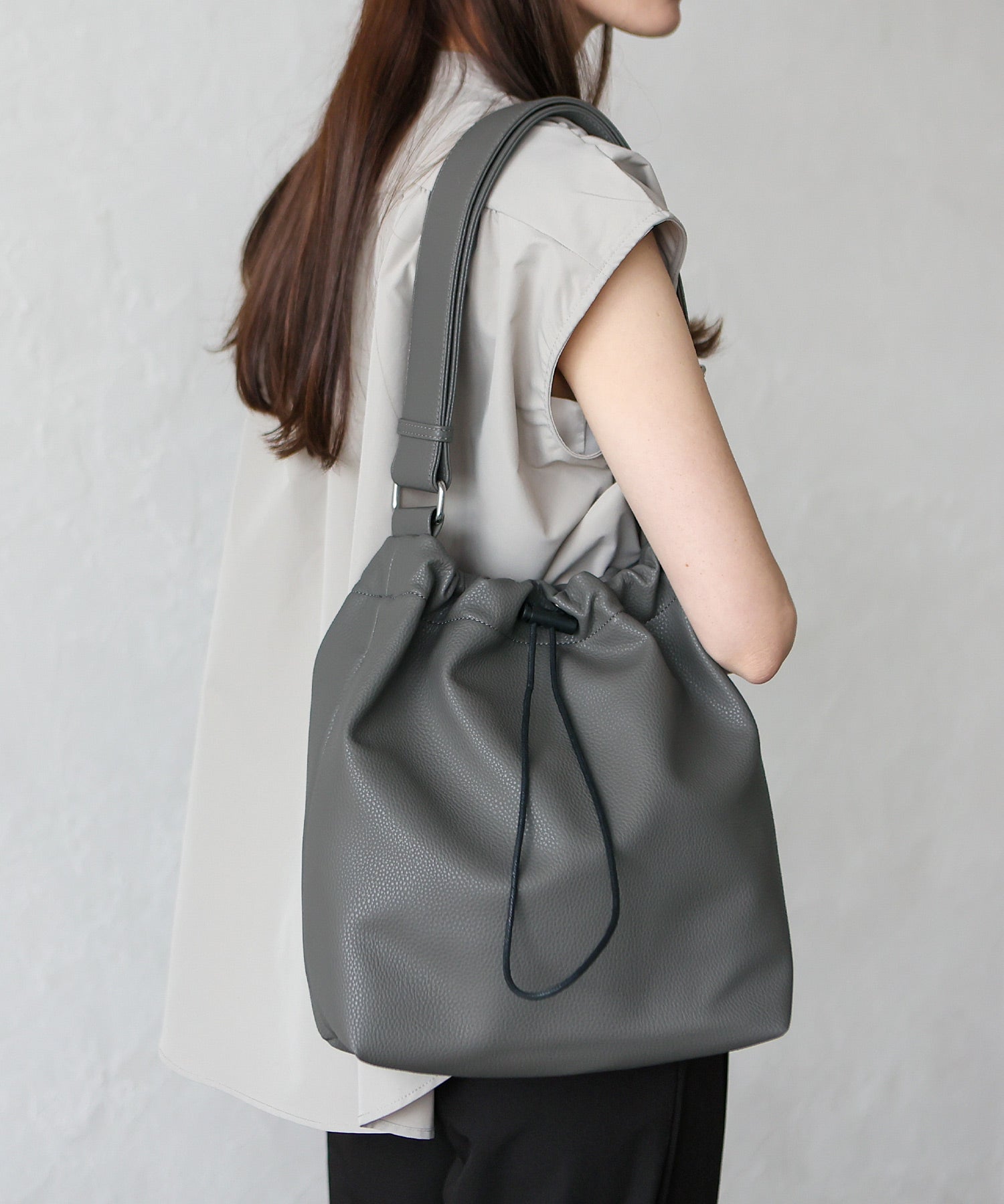 ヴィータフェリーチェ VitaFelice ソフトフェイクレザー巾着ショルダーバッグ (BK) BK